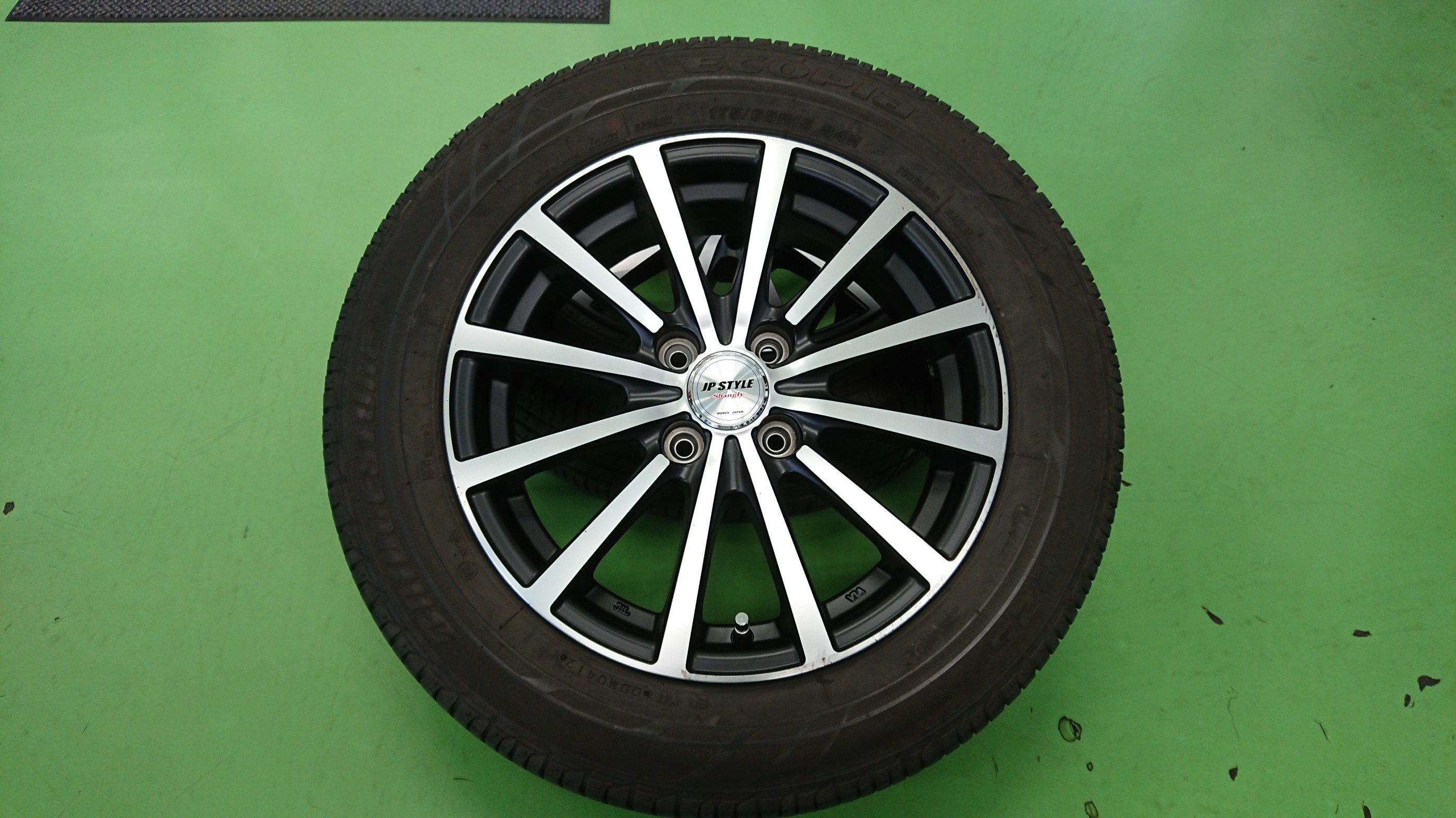 ホンダ Fit Gp6 アルミホイールの交換です ホンダ フィットハイブリッド ホイール タイヤ ホイール関連 タイヤ ホイール交換 サービス事例 タイヤ館 土浦北インター 茨城県のタイヤ カー用品ショップ タイヤからはじまる トータルカーメンテナンス