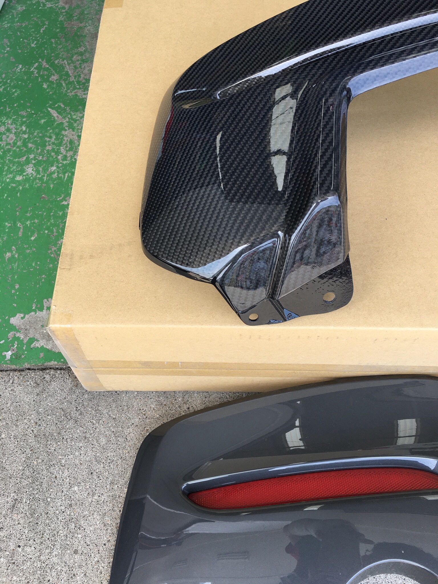 美しいカーボン柄が際立ちます！