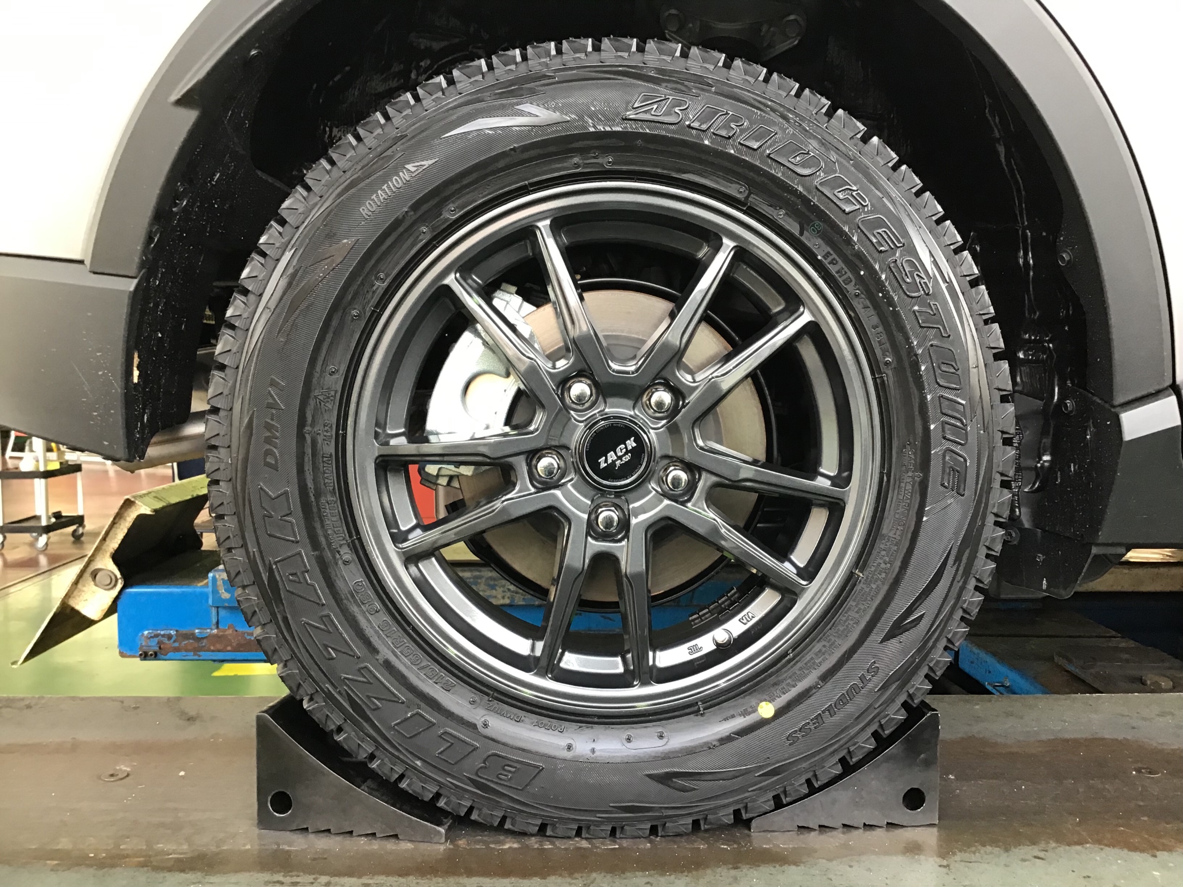 C-HR × スタッドレスセット取付 × アライメント調整 | 店舗お C-HR × スタッドレスセット取付 × アライメント調整 | 店舗お