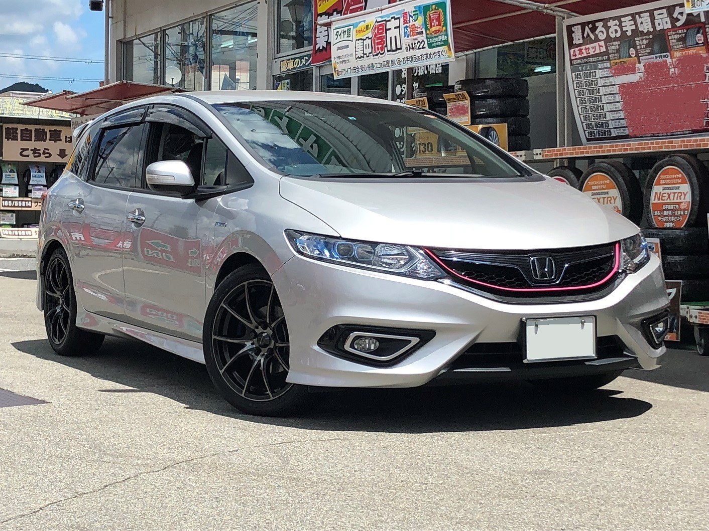 Honda ジェイド にタイヤ ホイール取り付け ホンダ ジェイド ホイール タイヤ ホイール関連 タイヤ ホイール交換 サービス事例 タイヤ館 西脇 兵庫県のタイヤ カー用品ショップ タイヤからはじまる トータルカーメンテナンス タイヤ館グループ