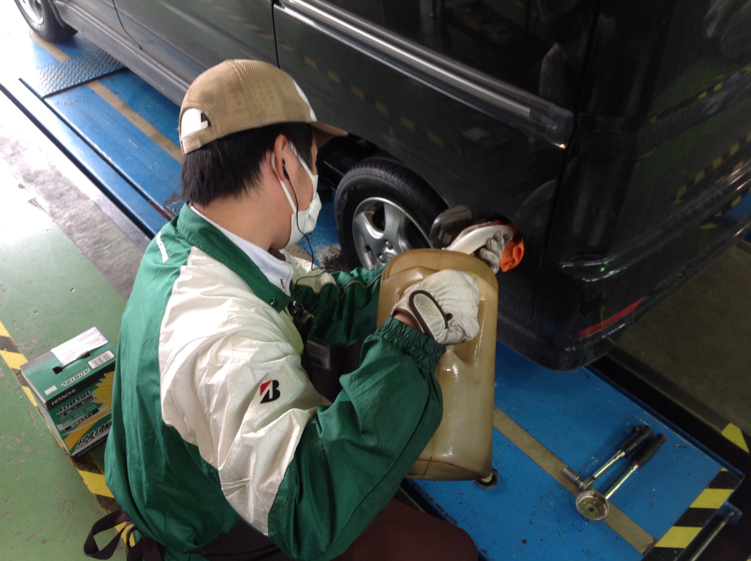 ホンダ La Hm1 バモス エンジンオイル オイルエレメント交換 バッテリー交換 ワイパー交換のご紹介です ホンダ バモス メンテナンス商品 オイル関連 エンジンオイル交換 サービス事例 タイヤ館 スズカ 愛知県 三重県のタイヤ カー用品ショップ タイヤ