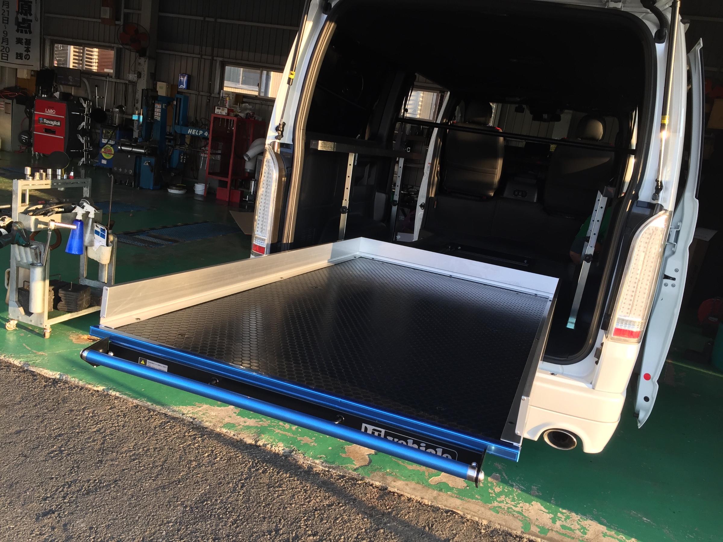 ユーアイビークル スライドフロア取り付け | トヨタ ハイエース その他