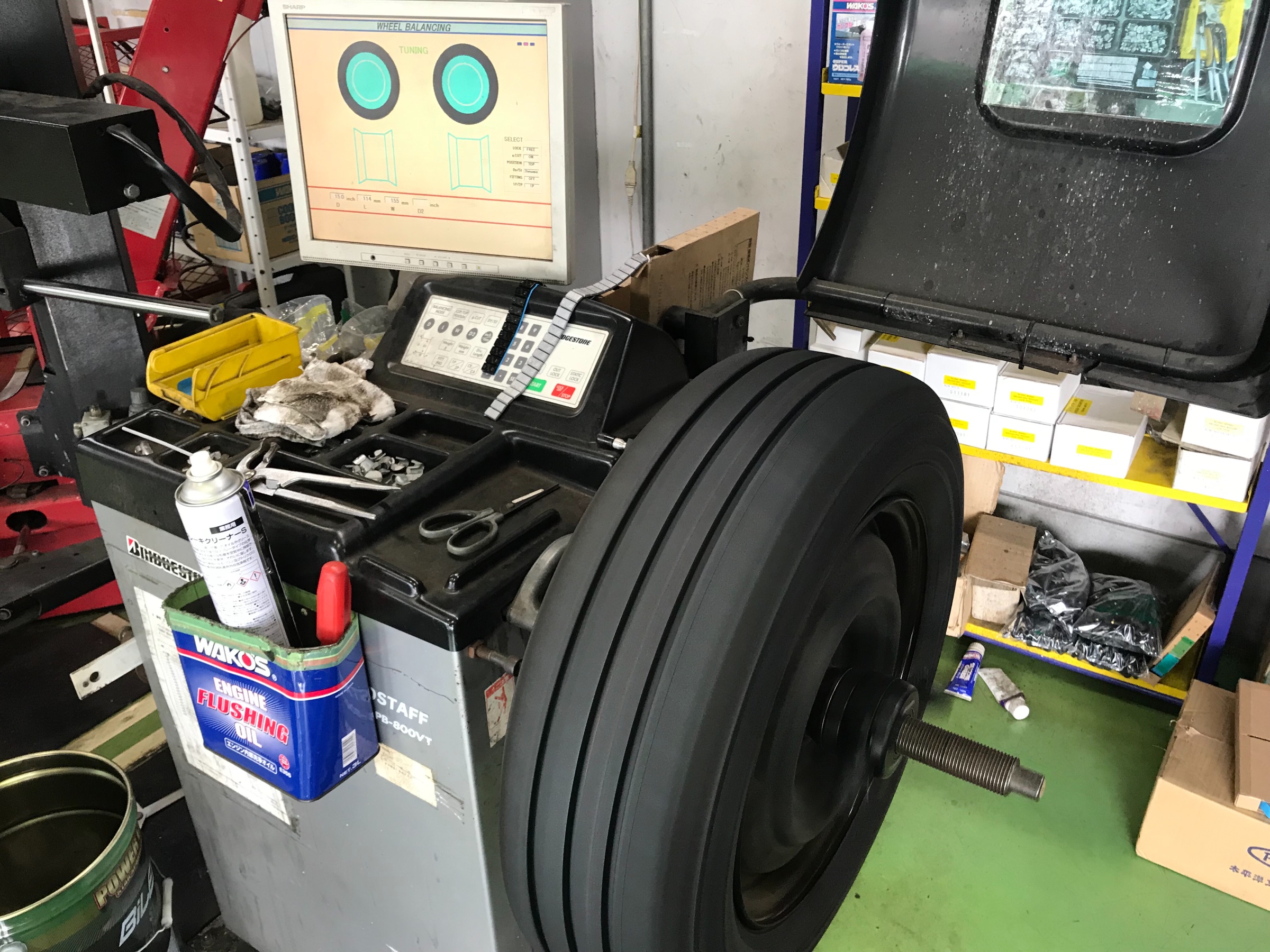 セレナのタイヤ交換をしました 日産 セレナ タイヤ タイヤ ホイール関連 タイヤ ホイール交換 技術サービス施工事例 タイヤ館 福岡東 タイヤからはじまる トータルカーメンテナンス タイヤ館グループ