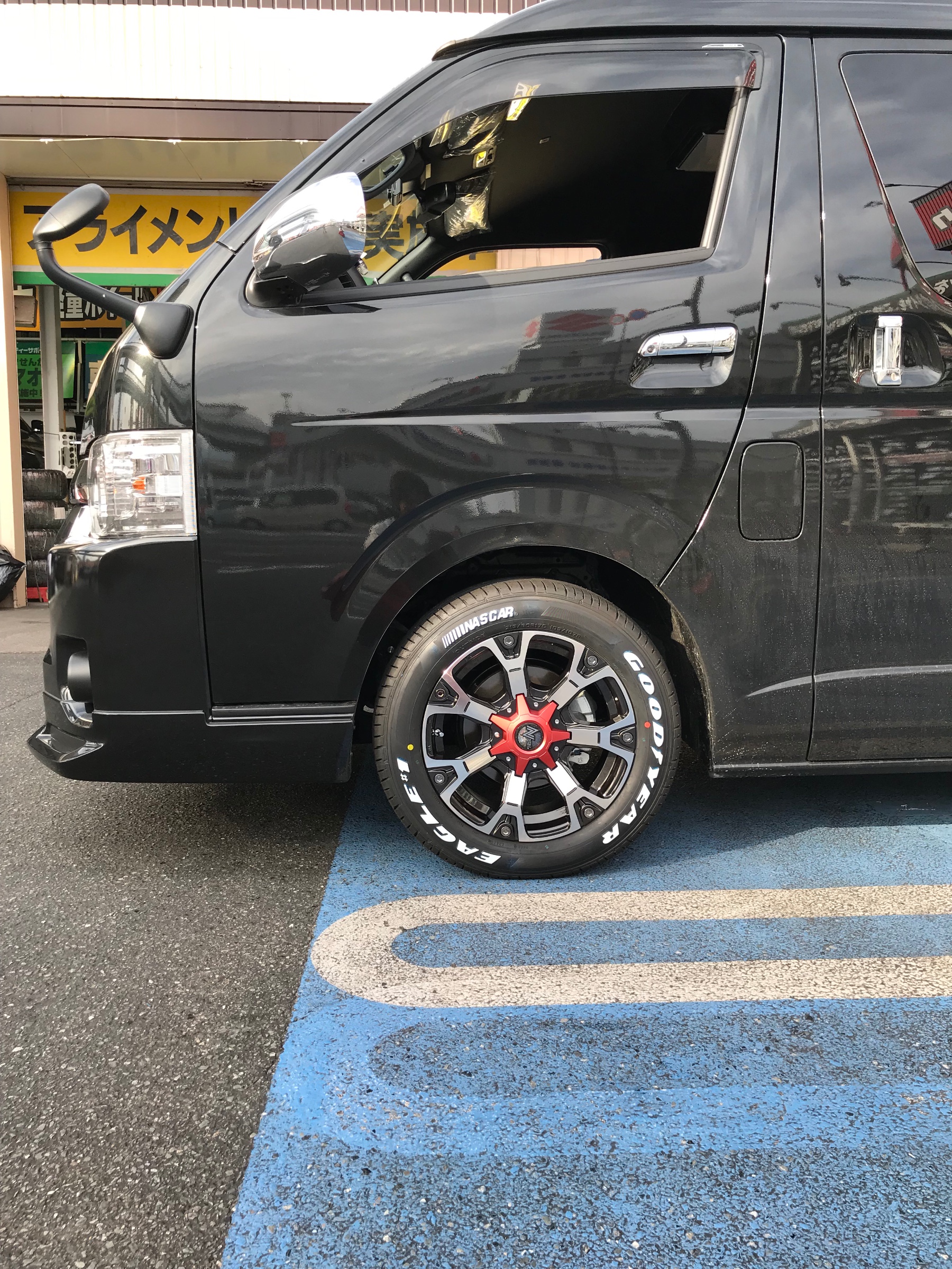 トヨタ 0系ハイエース アルミホイール取り付け トヨタ ハイエース 取り付け 施工事例集 タイヤ館 福岡西 タイヤからはじまる トータルカーメンテナンス タイヤ館グループ