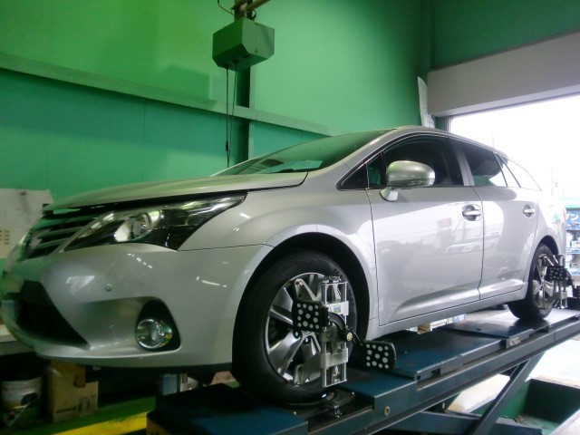 トヨタ アベンシス タイヤ交換と４輪アライメント調整 トヨタ アベンシスワゴン スタッフ日記 タイヤ館 東松山 タイヤからはじまる トータルカーメンテナンス タイヤ館グループ