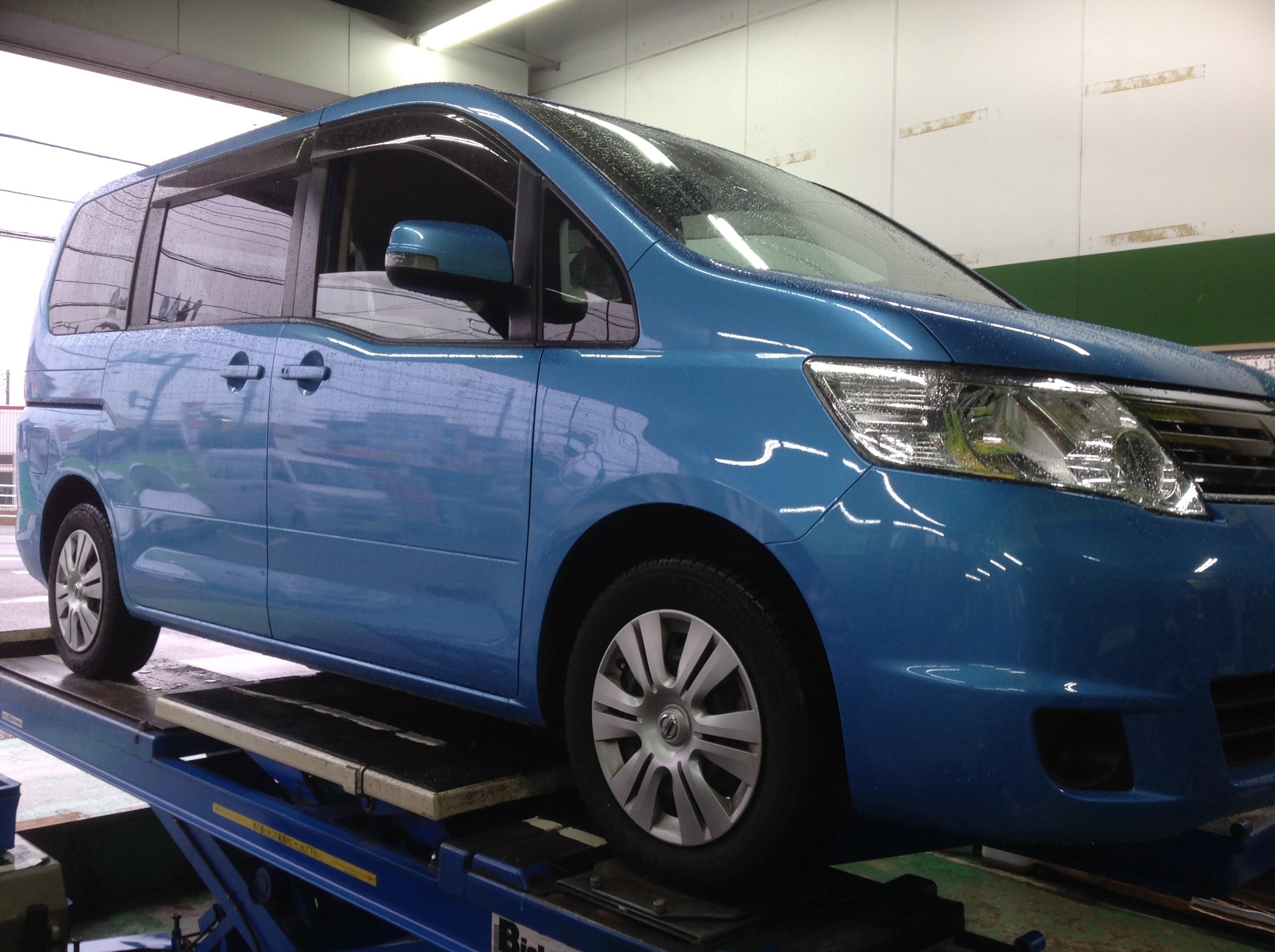 日産「セレナ Ｃ２５」のタイヤ交換＆ＴＰＭＳ（空気圧センサー