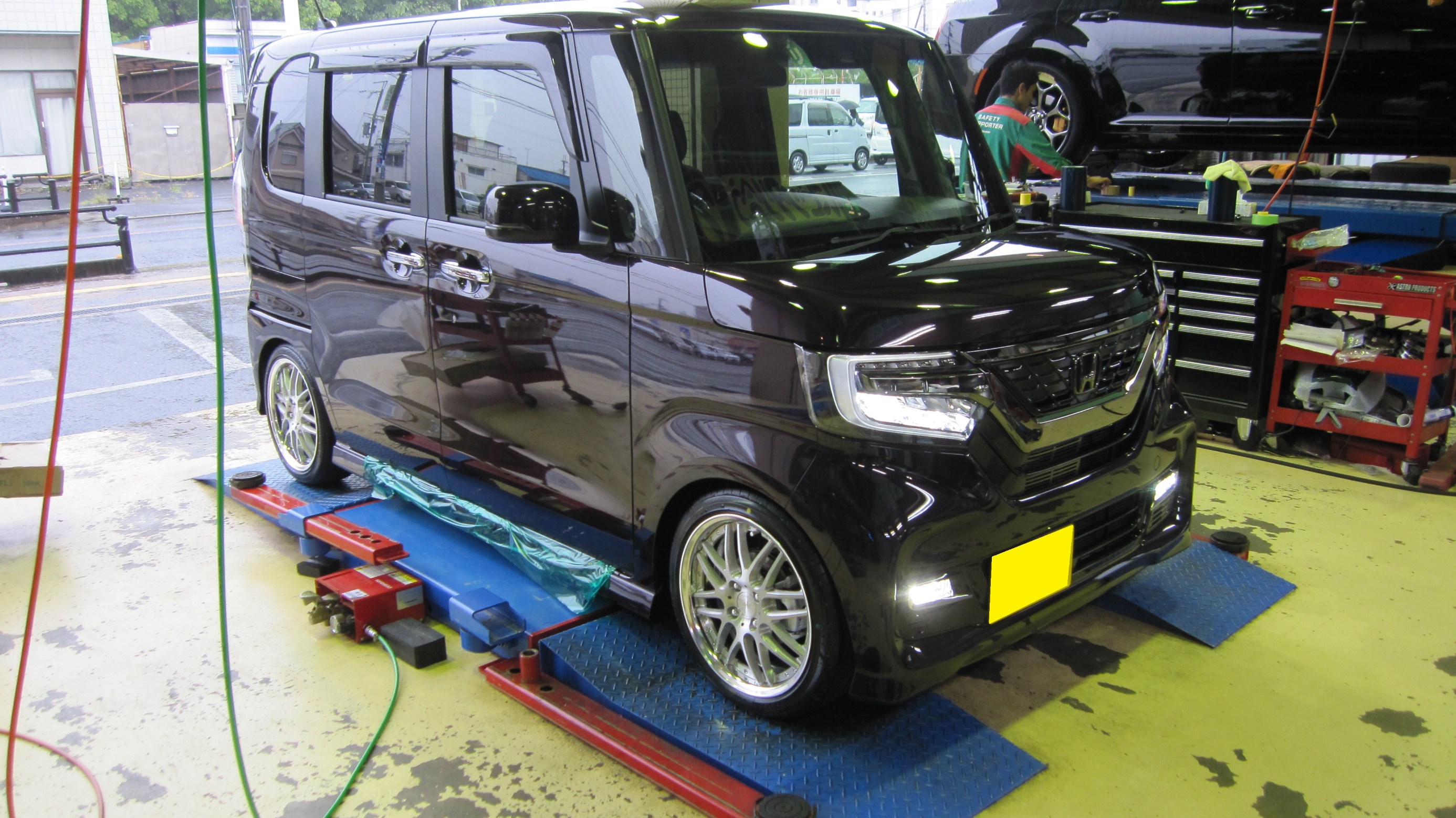 新型ｎ ｂｏｘ ホイル 車高調 取付 ホンダ N Boxカスタム サービス事例 タイヤ館 奈良 奈良県のタイヤ カー用品ショップ タイヤからはじまる トータルカーメンテナンス タイヤ館グループ