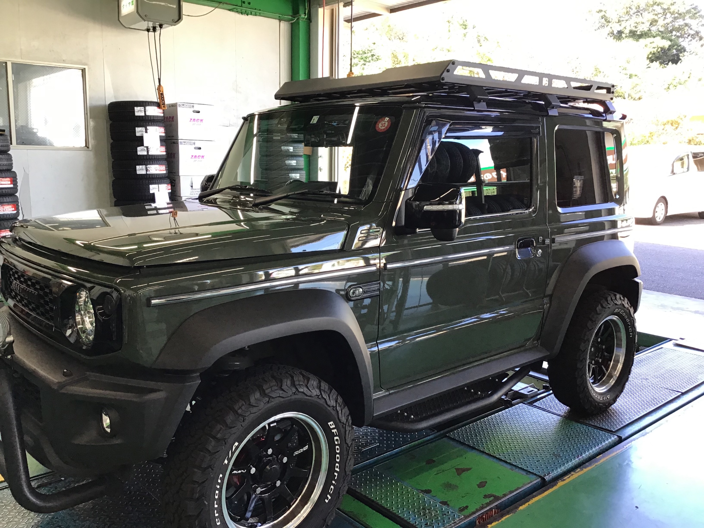 ジムニーシエラでストラットタワーバー取り付け | スズキ ジムニーシエラ | サービス事例 | タイヤ館 大船 | 神奈川県のタイヤ、カー用品ショップ  タイヤからはじまる、トータルカーメンテナンス タイヤ館グループ