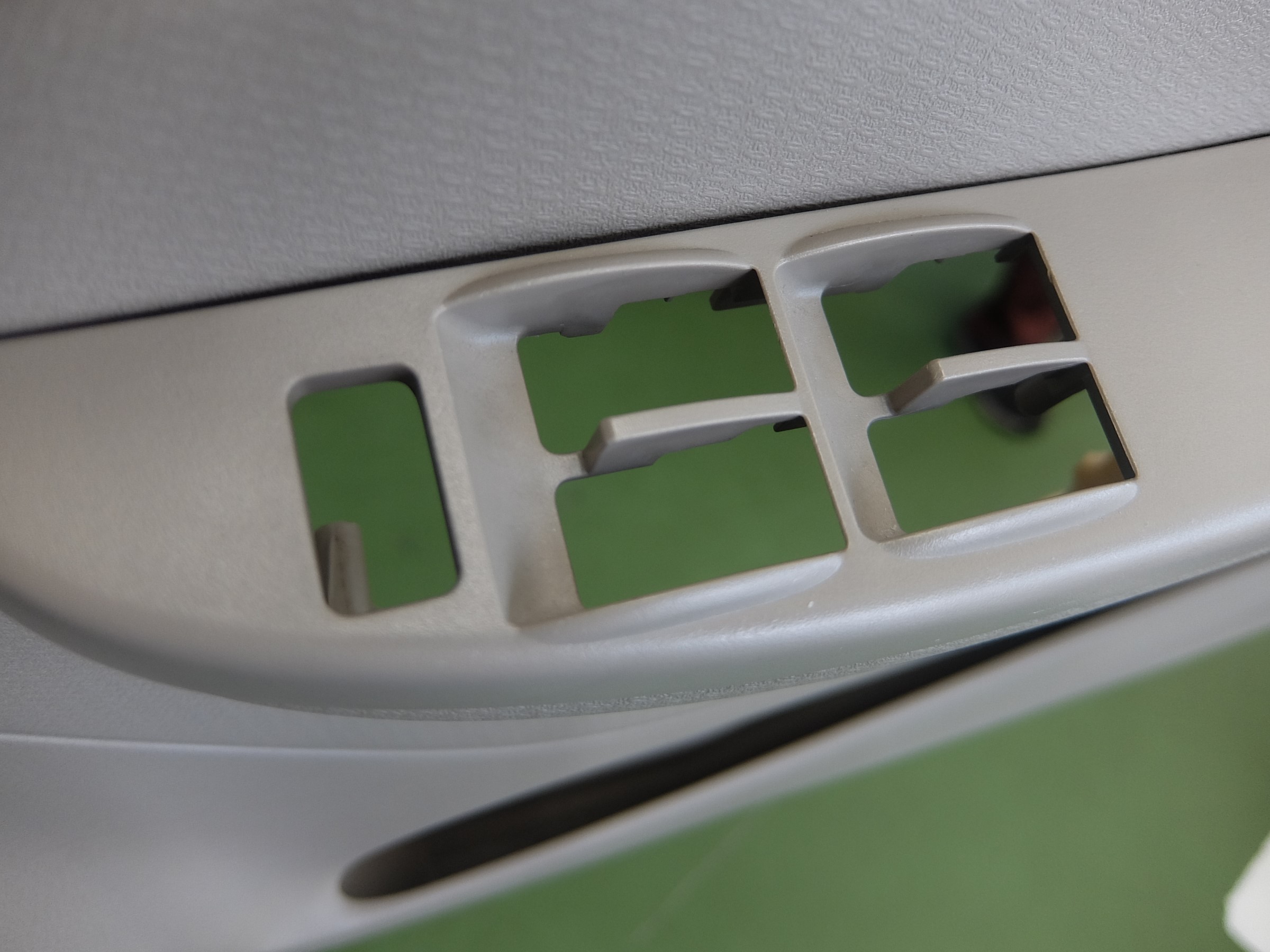 ダイハツ・ミラ・L250S】パワーウィンドウスイッチ交換 | ダイハツ ミラ その他 パーツ取付 > 各種用品取付 | サービス事例 | タイヤ館  うしく上柏田 | 茨城県のタイヤ、カー用品ショップ タイヤからはじまる、トータルカーメンテナンス タイヤ館グループ