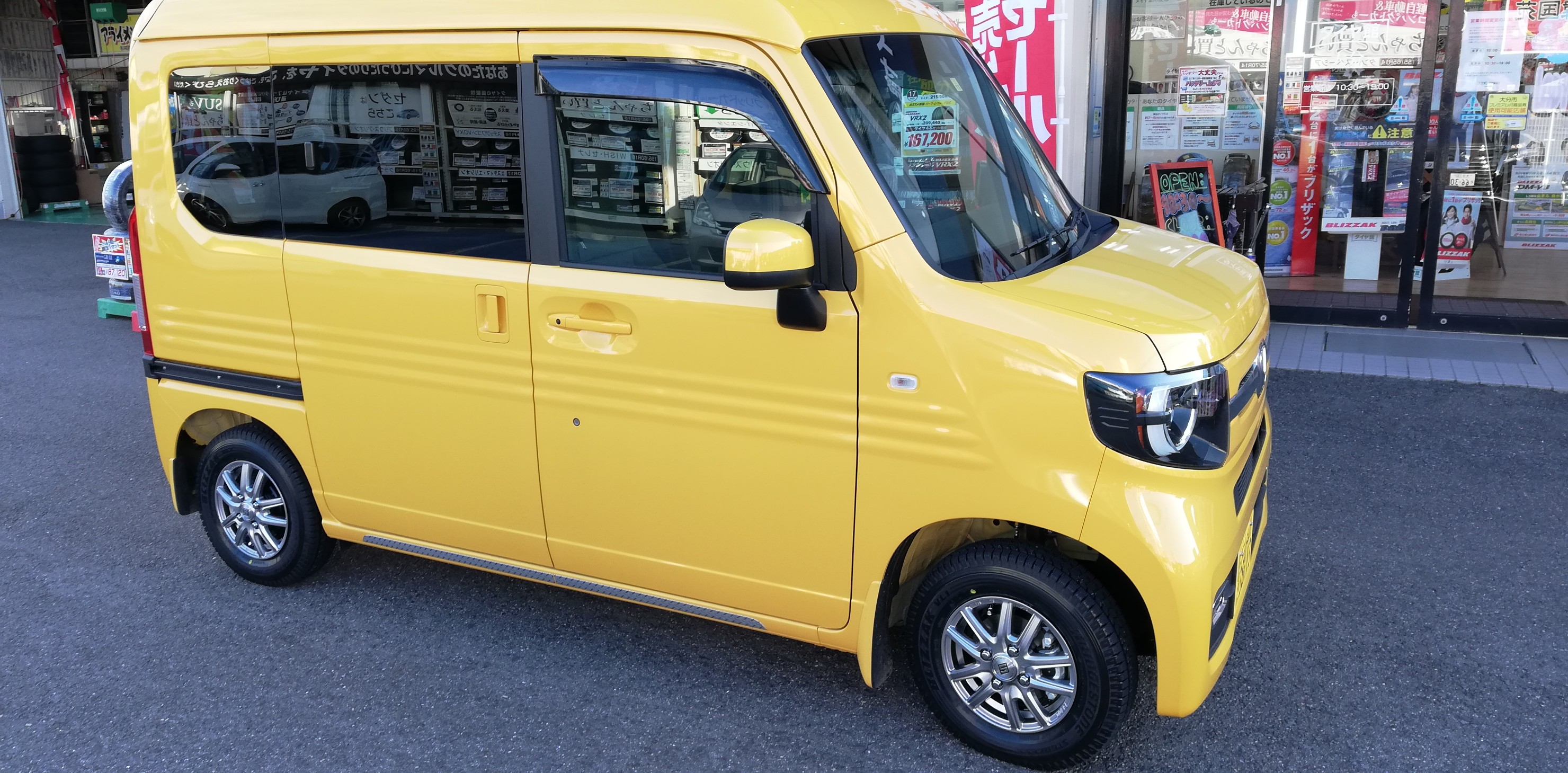 N Vanにスタッドレスタイヤ取り付け ホンダ タイヤ タイヤ ホイール関連 タイヤ ホイール交換 サービス事例 タイヤ館 大分 タイヤからはじまる トータルカーメンテナンス タイヤ館グループ
