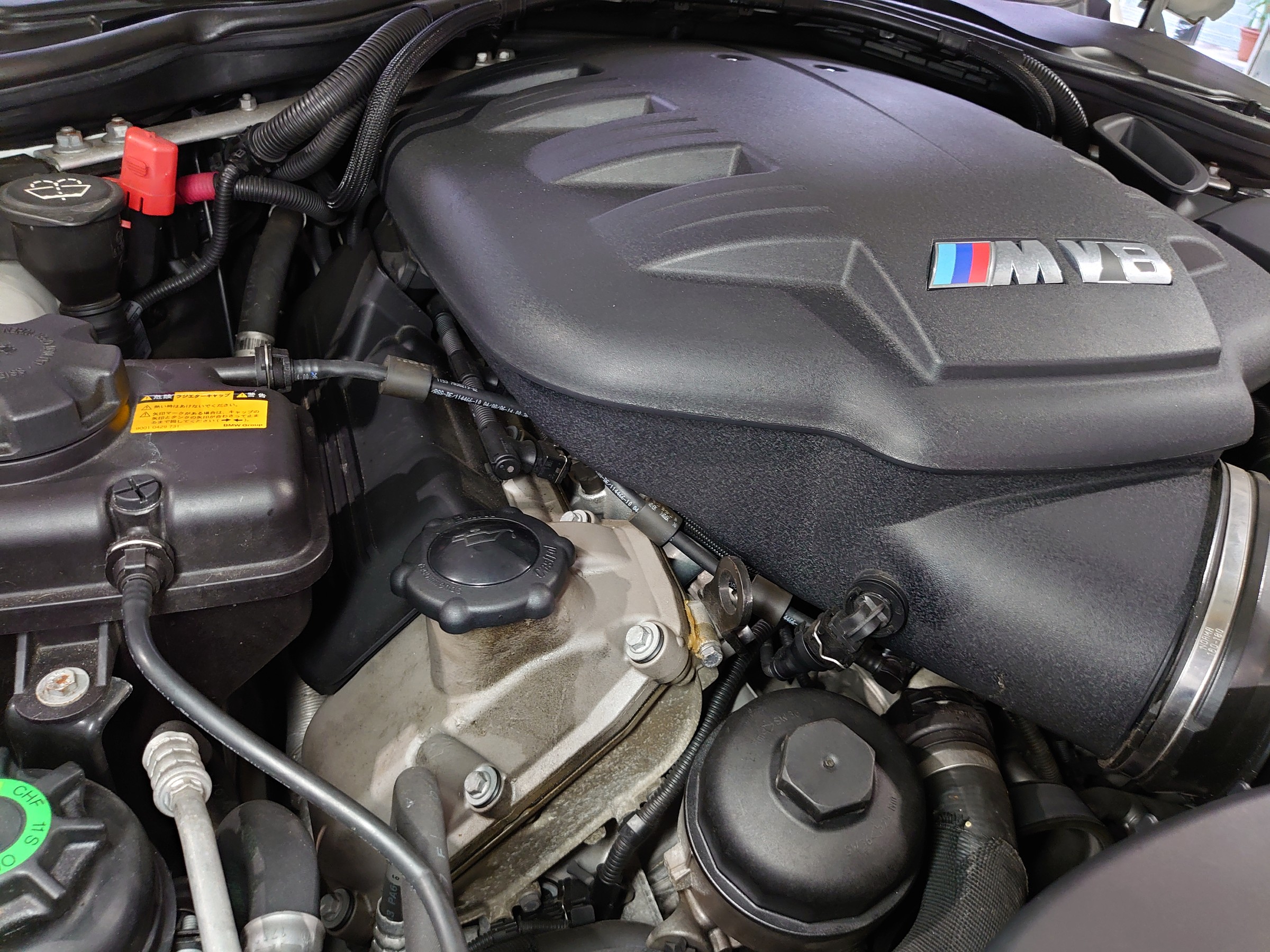 BMW E92 M3 エンジン オイル フィラー キャップ交換しました！ | BMW M3 メンテナンス商品 オイル関連 > エンジンオイル交換 |  技術サービス施工事例 | タイヤ館 福岡東 | タイヤからはじまる、トータルカーメンテナンス タイヤ館グループ