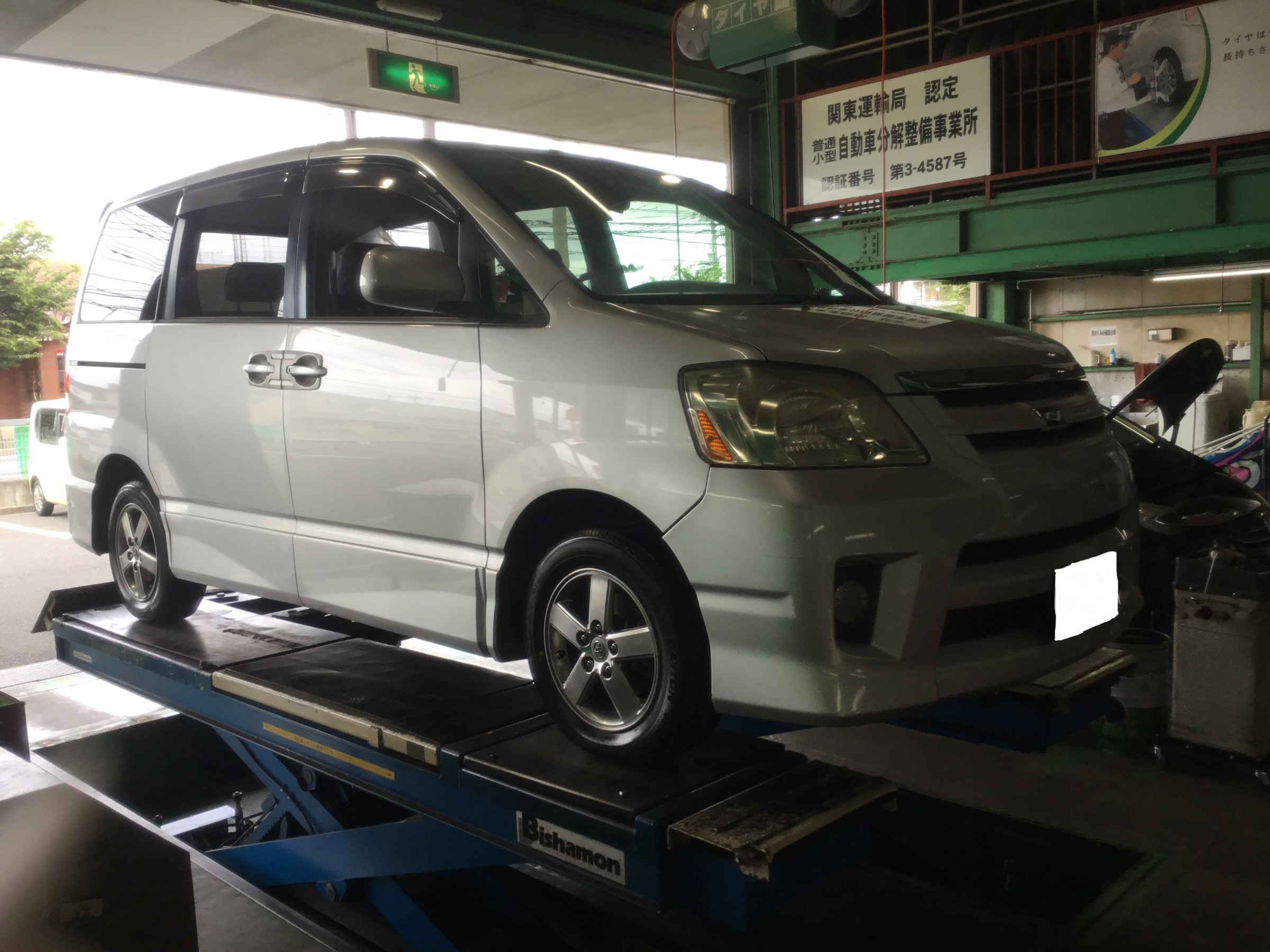 60型ノア タイヤ交換 技術サービスブログ タイヤ館 鎌ヶ谷 千葉県のタイヤ カー用品ショップ タイヤからはじまる トータルカーメンテナンス タイヤ館グループ