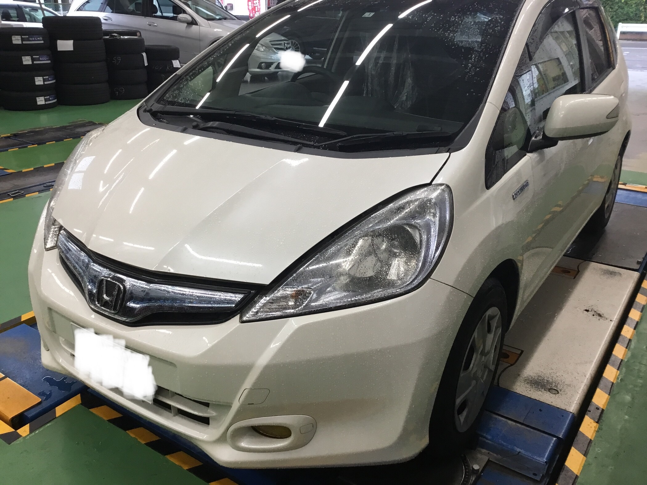 ホンダ フィット バッテリー交換 サービス事例 タイヤ館 羽田 東京都のタイヤ カー用品ショップ タイヤからはじまる トータルカーメンテナンス タイヤ館グループ
