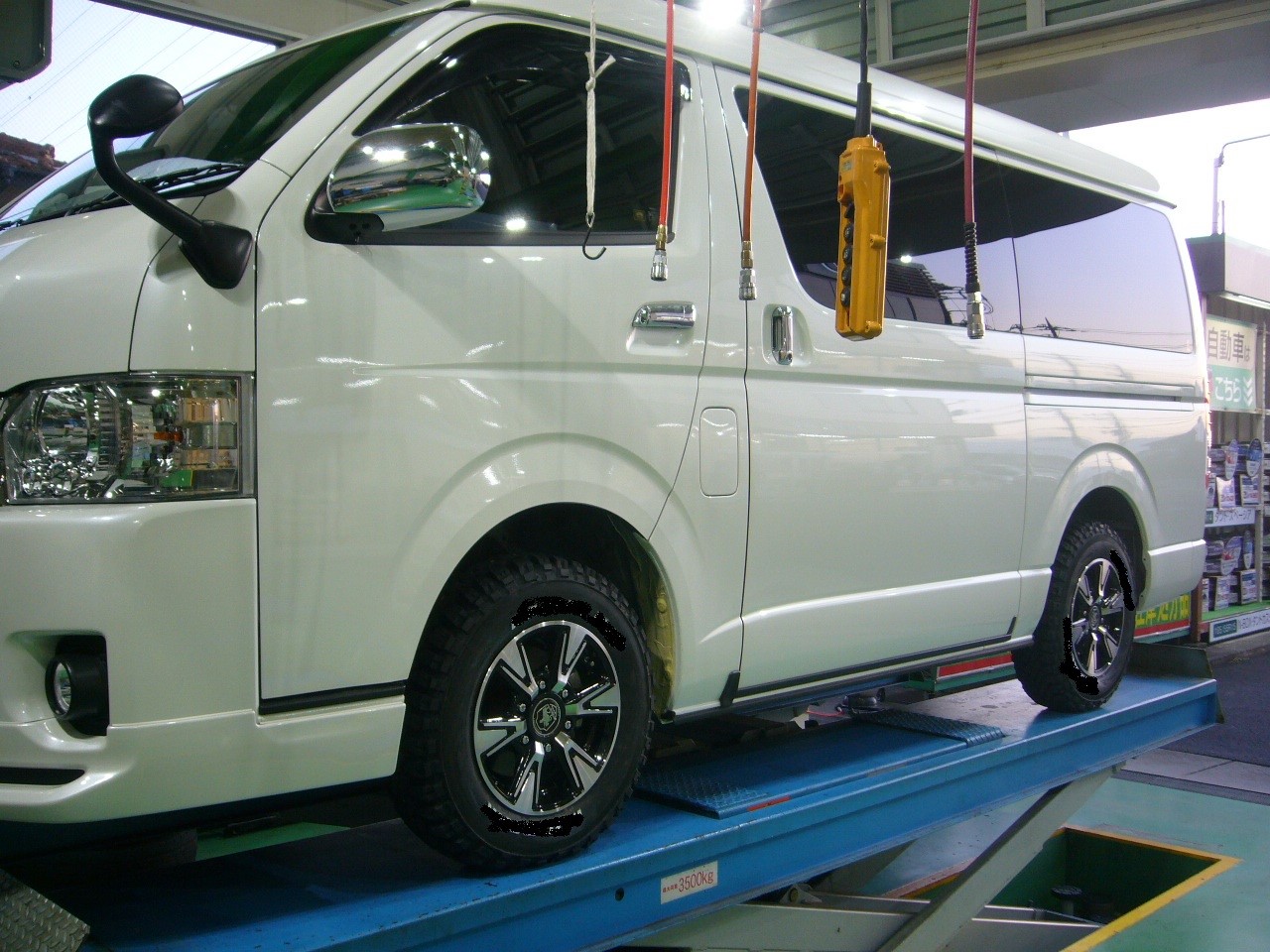 200系レジアス JAOS-BATTLEZ リフトアップセット取り付け | 店舗お