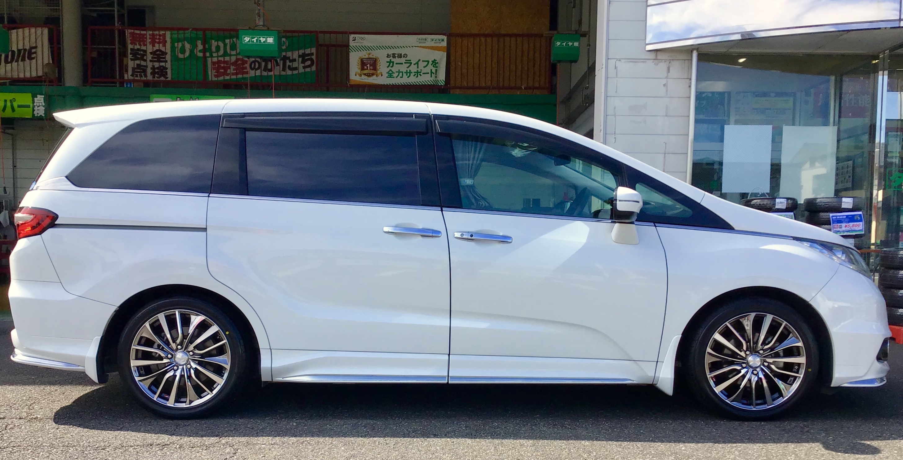 ホイール取付事例 レオニスvt ホンダ オデッセイ サービス事例 タイヤ館 桐生 タイヤからはじまる トータルカーメンテナンス タイヤ館グループ