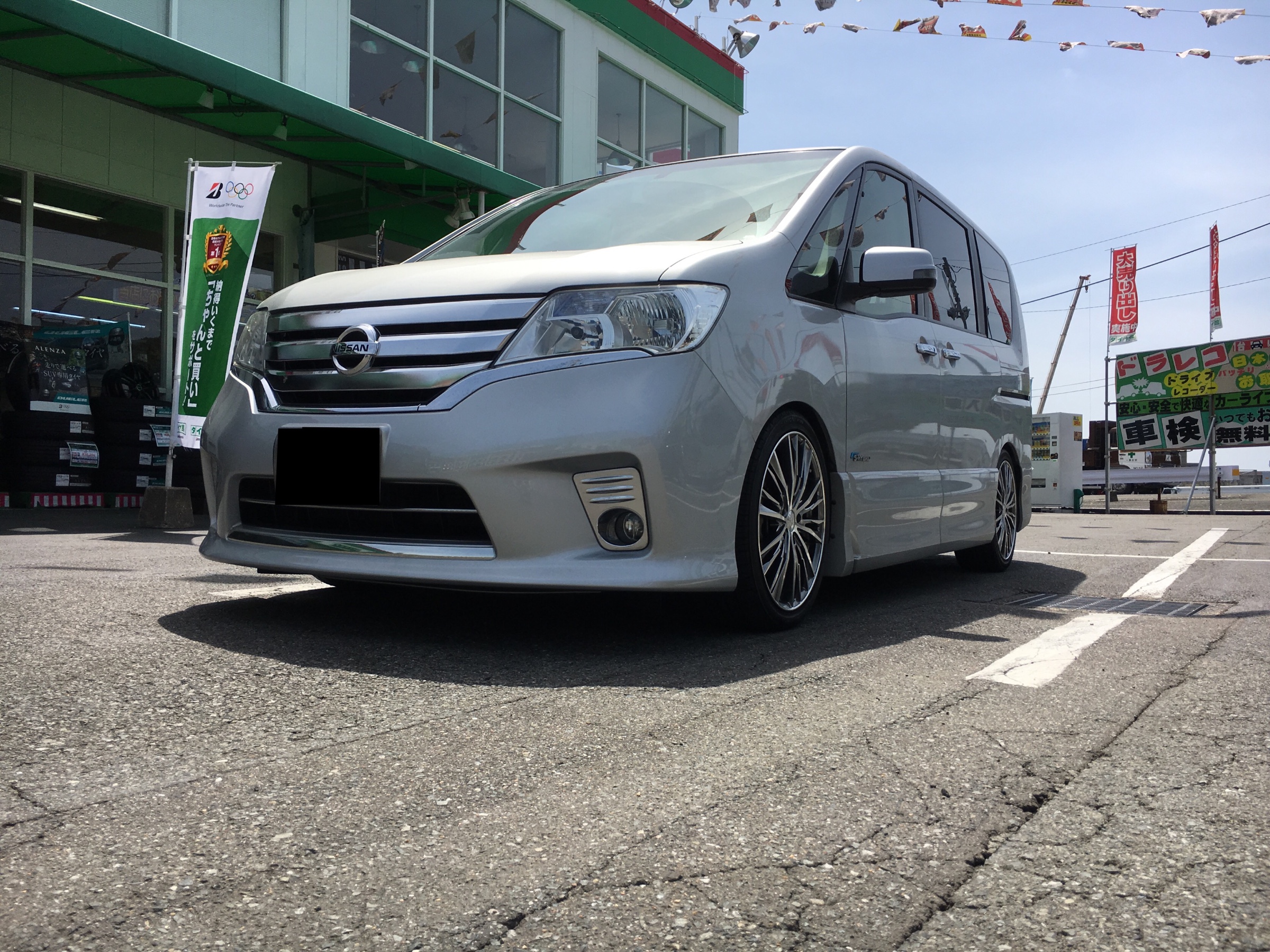 日産 セレナ S Hybrid のバッテリー交換をしました 日産 セレナ メンテナンス商品 パーツ取付 各種用品取付 技術サービス施工事例 タイヤ館 福岡東 タイヤからはじまる トータルカーメンテナンス タイヤ館グループ