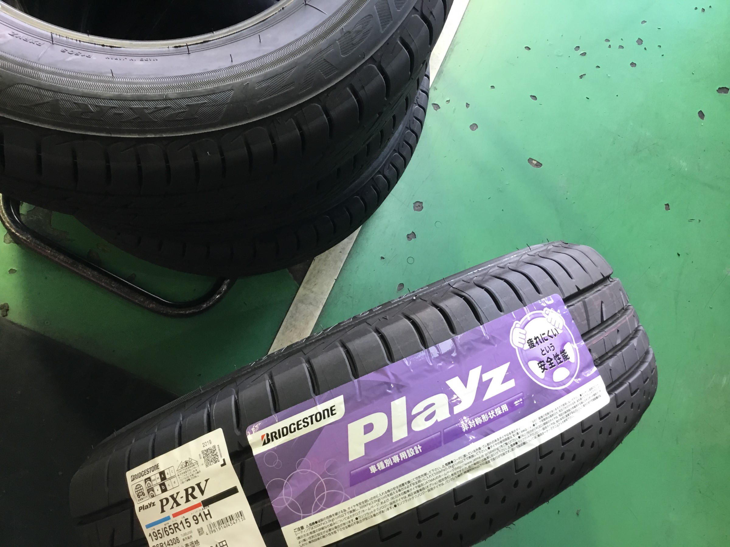 トヨタ ヴォクシー ハイブリッド タイヤ交換 アライメント調整 トヨタ ヴォクシー タイヤ タイヤ ホイール関連 4輪トータルアライメント調整 サービス事例 タイヤ館 太宰府 タイヤからはじまる トータルカーメンテナンス タイヤ館グループ
