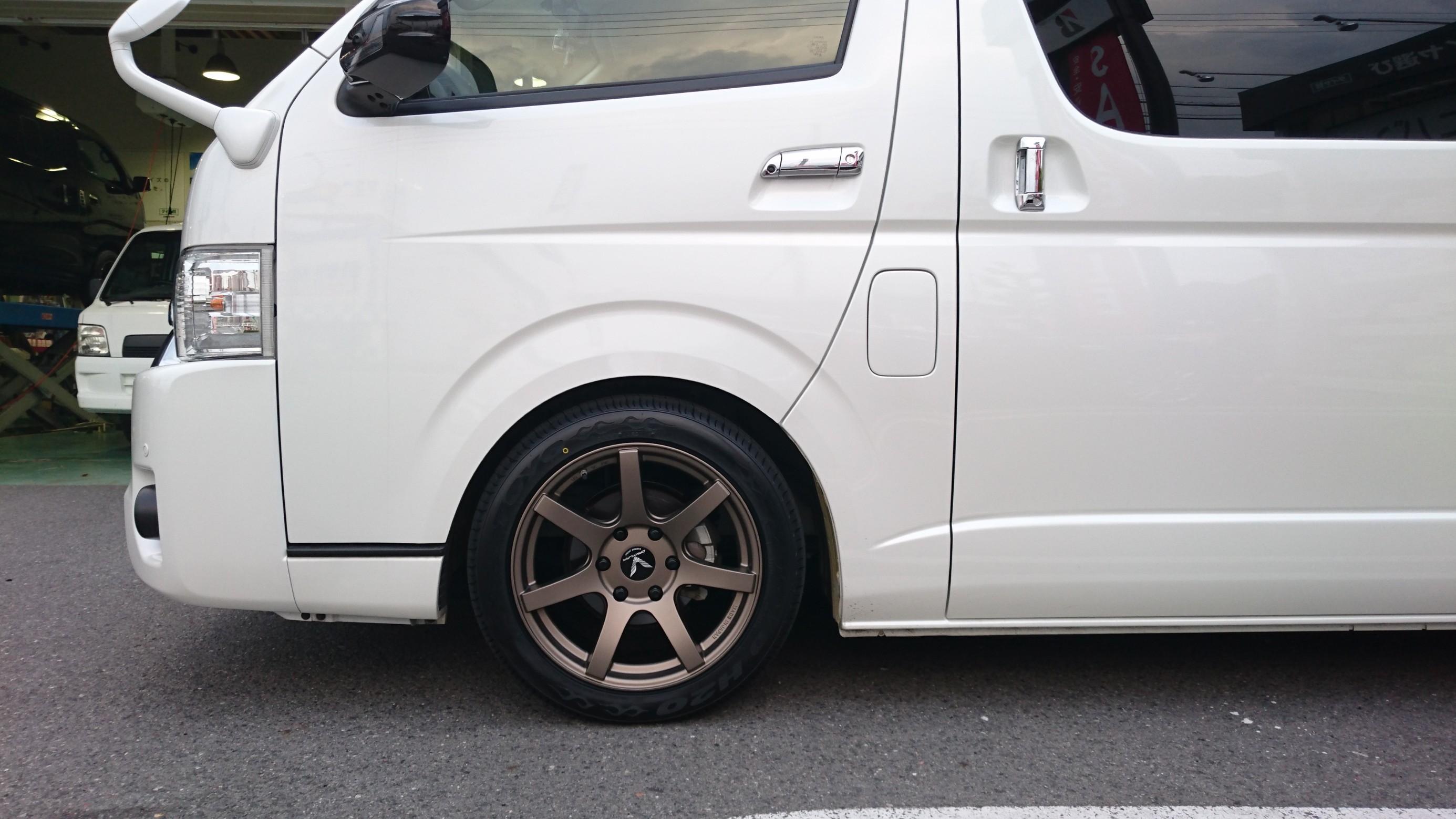 ハイエース x カミュラアルミホイール(TPMS空気圧センサー付)+ ハイエース x カミュラアルミホイール(TPMS空気圧センサー付)+