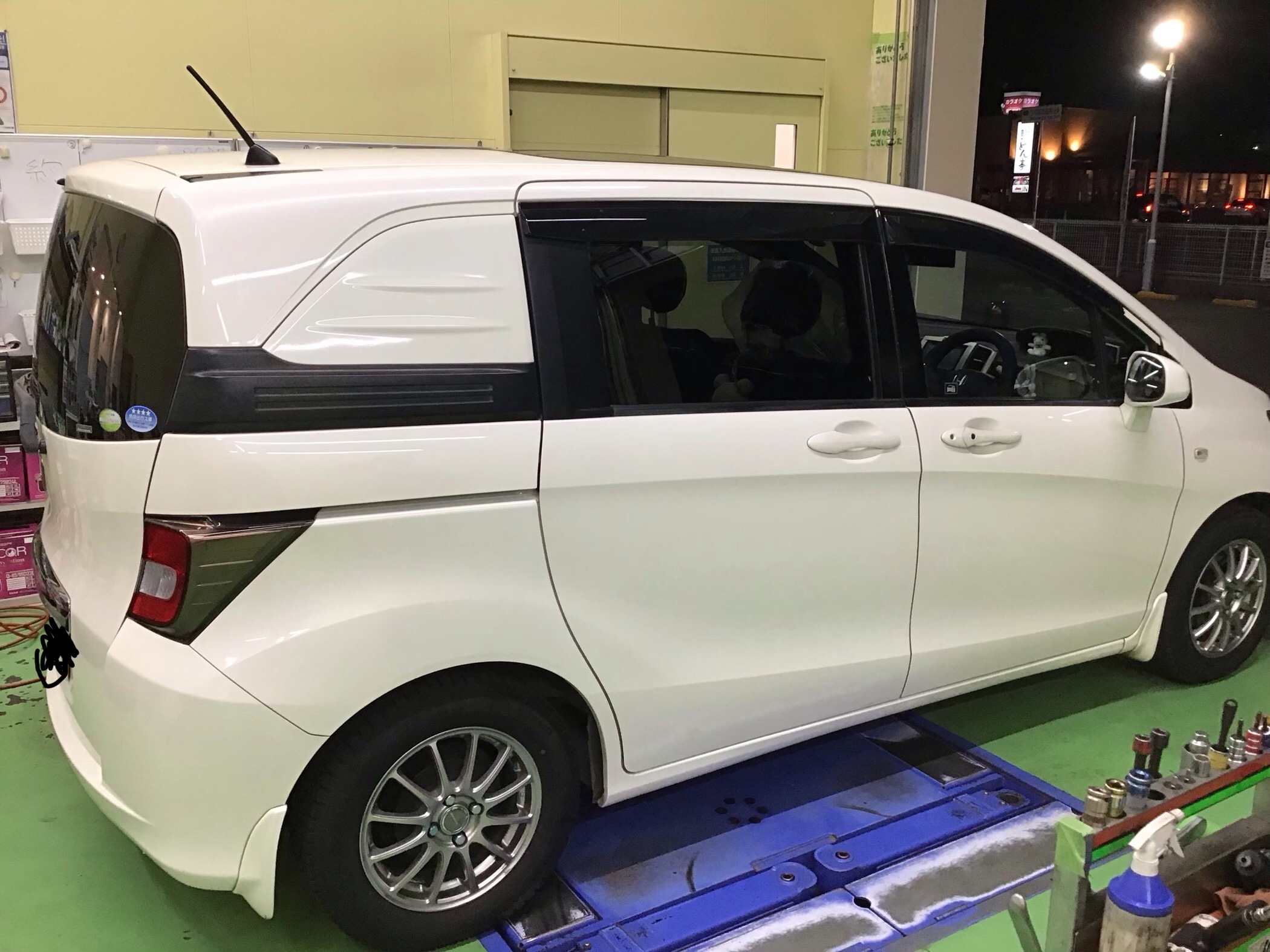 ナンバー灯 カバー交換 ホンダ フリードスパイク メンテナンス商品 その他 無料安全点検 サービス事例 タイヤ館 グリーンピットつくば研究学園 茨城県のタイヤ カー用品ショップ タイヤからはじまる トータルカーメンテナンス タイヤ館グループ