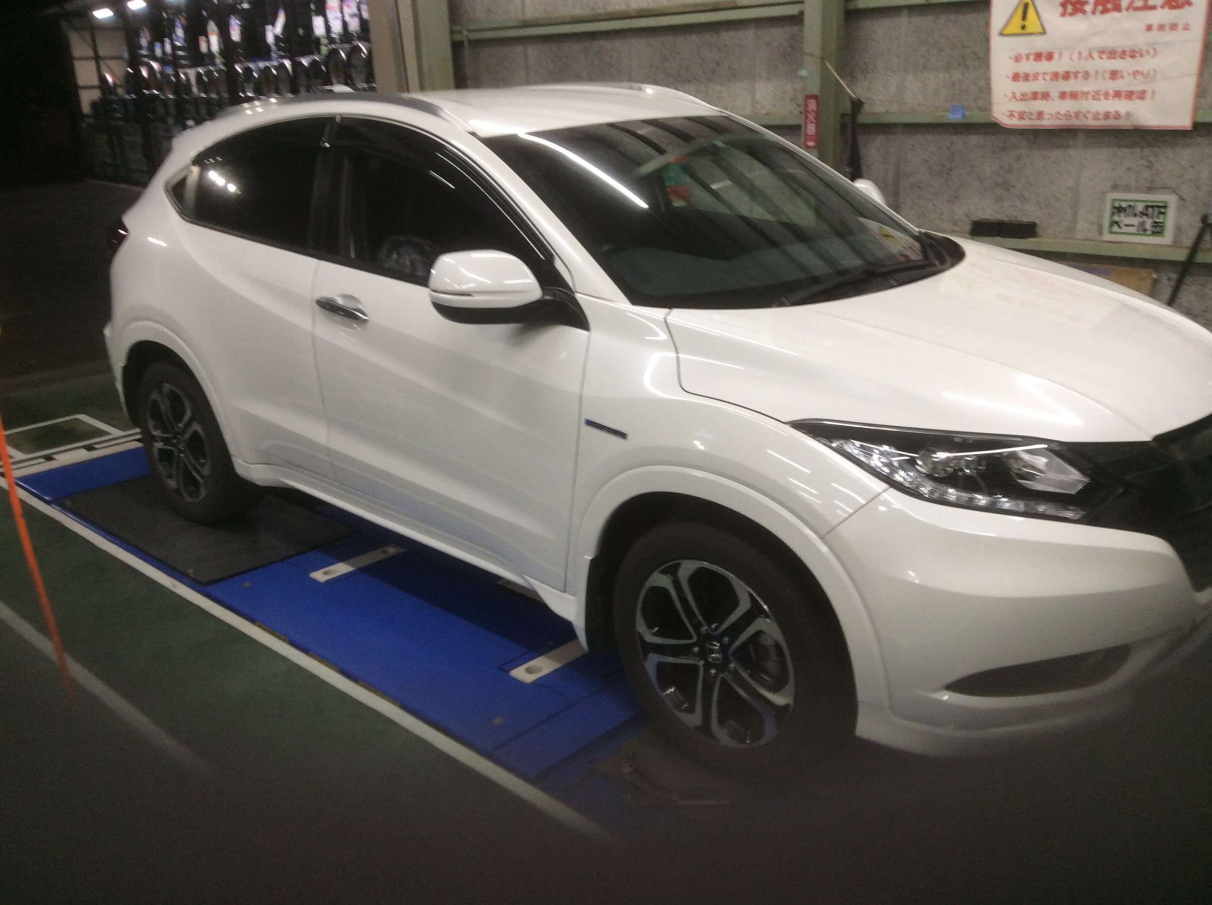 ホンダ ヴェゼル スタッドレスタイヤホイール取付です ホンダ ヴェゼルハイブリッド タイヤ 総和店こだわり作業 タイヤ館 総和 茨城県のタイヤ カー用品ショップ タイヤからはじまる トータルカーメンテナンス タイヤ館グループ