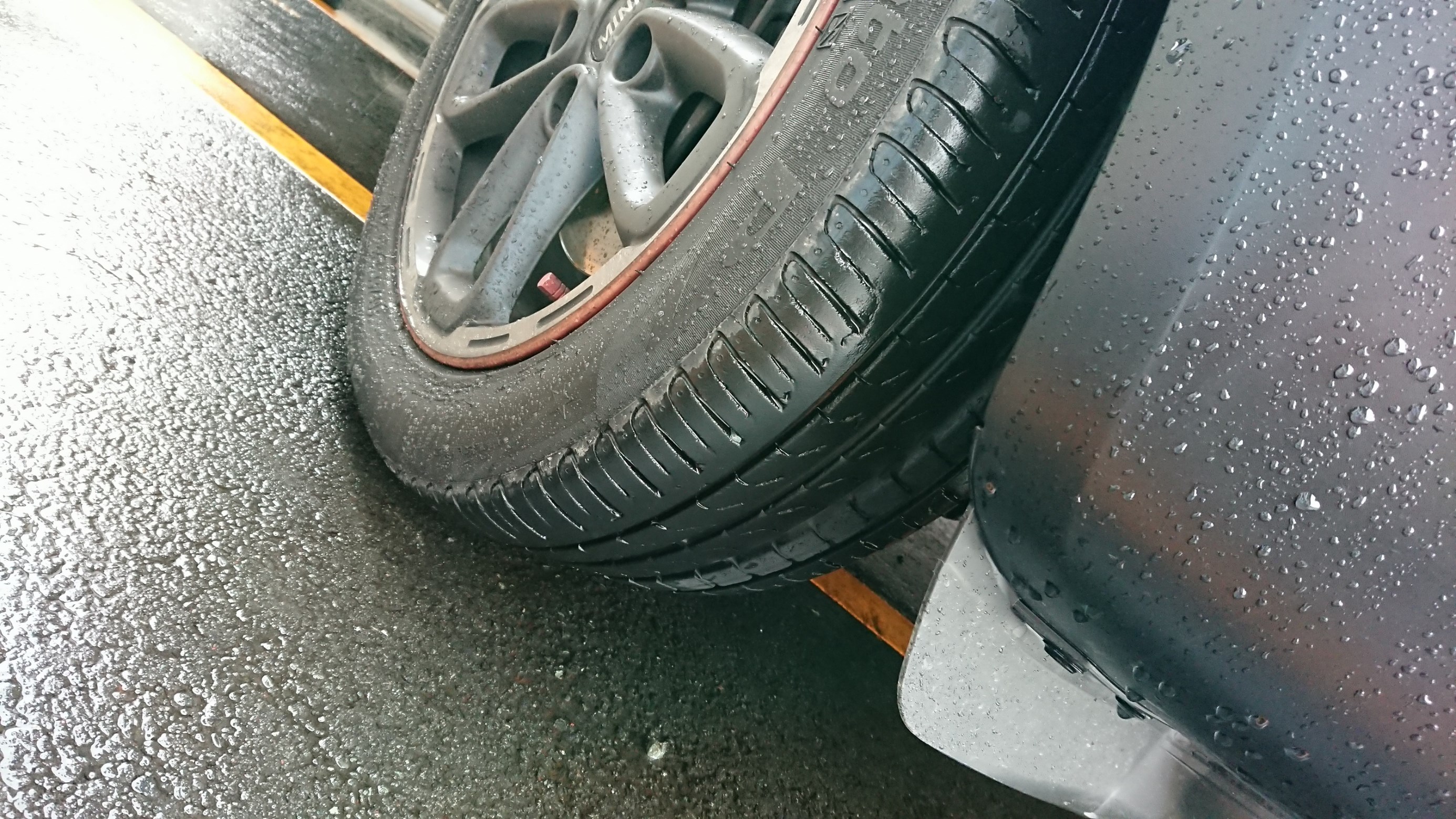 雨の日注意 ハイドロプレーニング スタッフ日記 タイヤ館 半田山 タイヤからはじまる トータルカーメンテナンス タイヤ館グループ