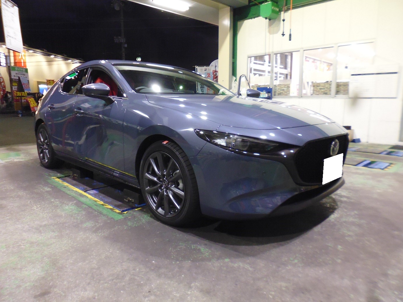 納車したて マツダ３のホイール交換 マツダ Mazda3 ホイール タイヤ ホイール関連 タイヤ ホイール交換 スタッフ日記 タイヤ館 加古川中央 兵庫県のタイヤ カー用品ショップ タイヤからはじまる トータルカーメンテナンス タイヤ館グループ