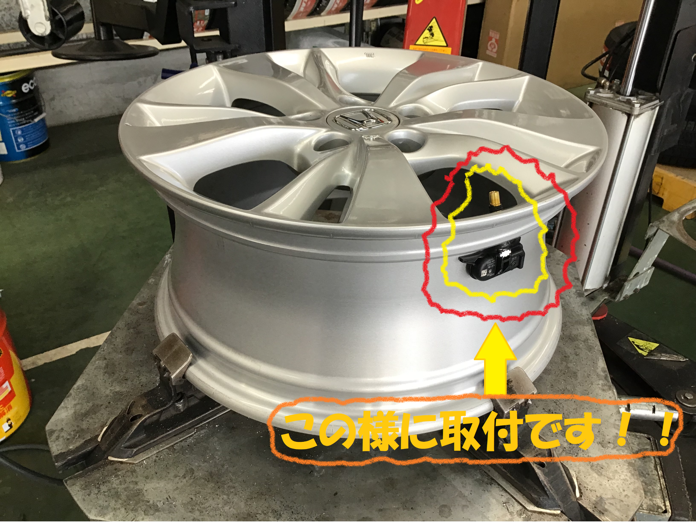 ホンダ ヴェゼル タイヤ交換作業 空気圧センサー装着です ホンダ ヴェゼルハイブリッド タイヤ タイヤ ホイール関連 タイヤ ホイール交換 総和店こだわり作業 タイヤ館 総和 茨城県のタイヤ カー用品ショップ タイヤからはじまる トータルカー