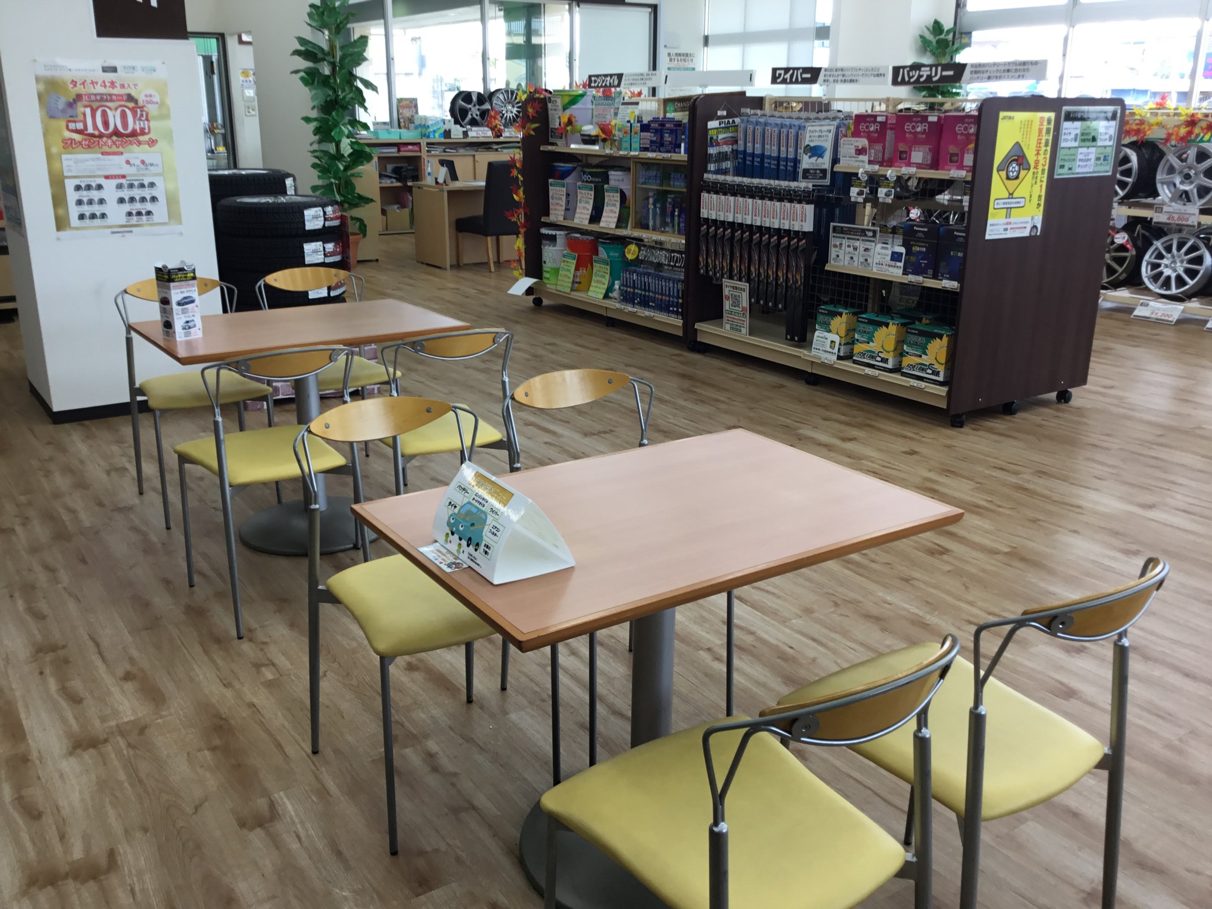 ４人掛けの机。タブレットなど作業はこちらで