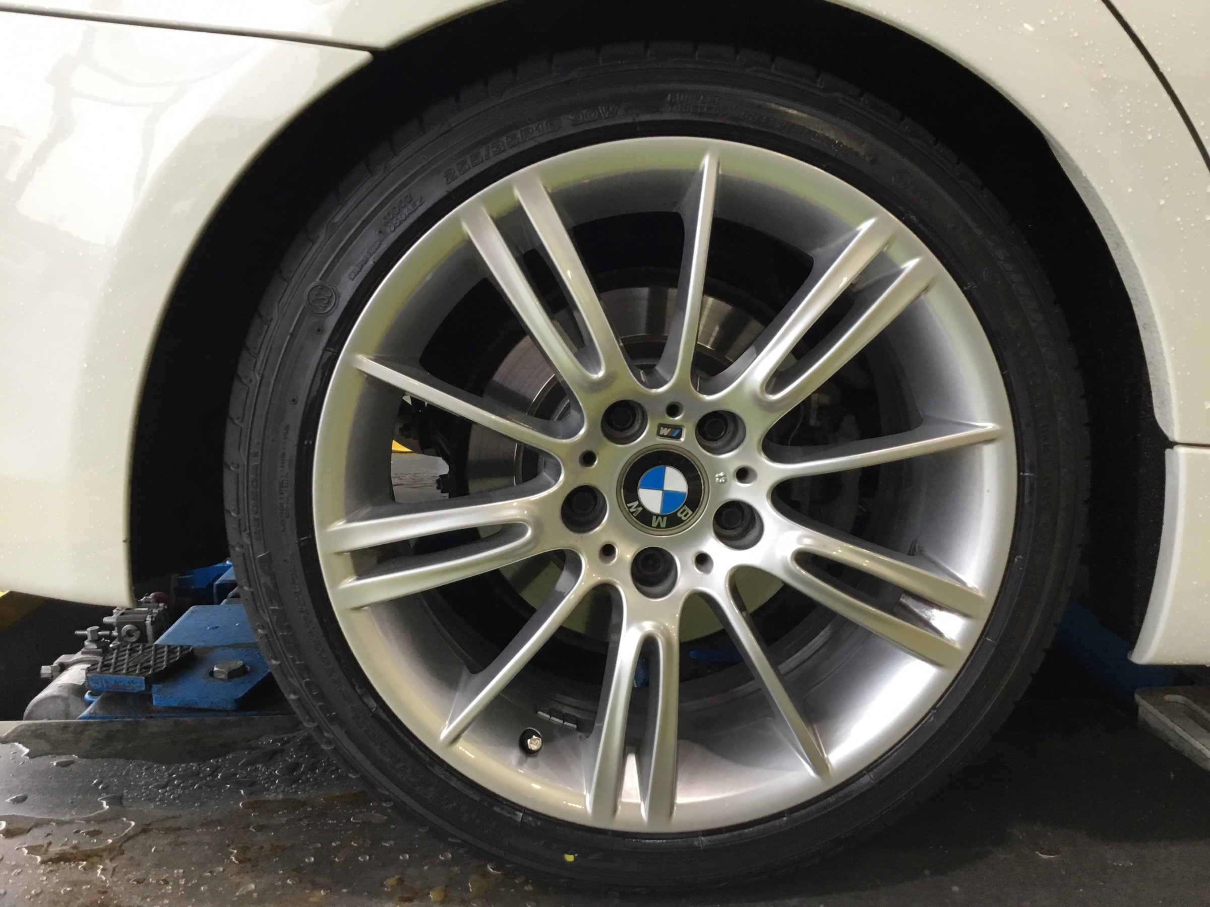 男女兼用 BMW320i Mスポーツ純正ホイールとブリヂストンRE050Aです
