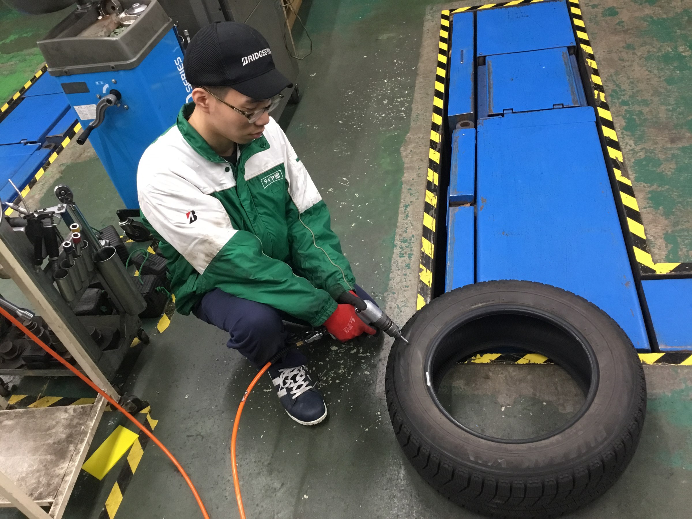 廃タイヤ処分中