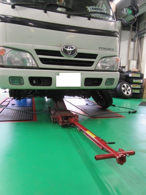 Toyotaトヨエース デュラビス R5 トヨタ タイヤ タイヤ ホイール関連 タイヤ ホイール交換 サービス事例 タイヤ館 瀬谷 神奈川県のタイヤ カー用品ショップ タイヤからはじまる トータルカーメンテナンス タイヤ館グループ