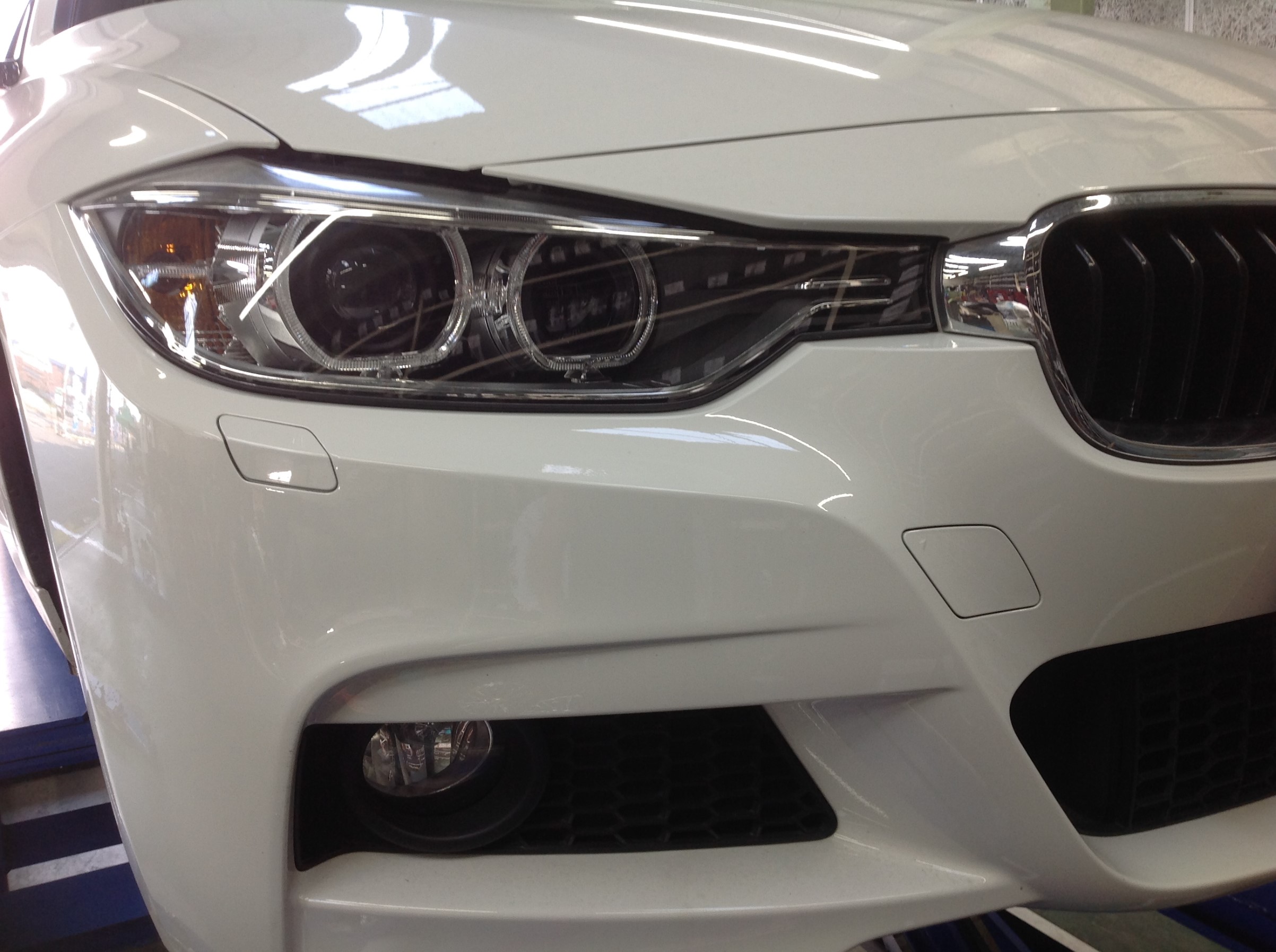 Bmw 3d タイヤ交換作業です Bmw 3シリーズ タイヤ 総和店こだわり作業 タイヤ館 総和 茨城県のタイヤ カー用品ショップ タイヤからはじまる トータルカーメンテナンス タイヤ館グループ