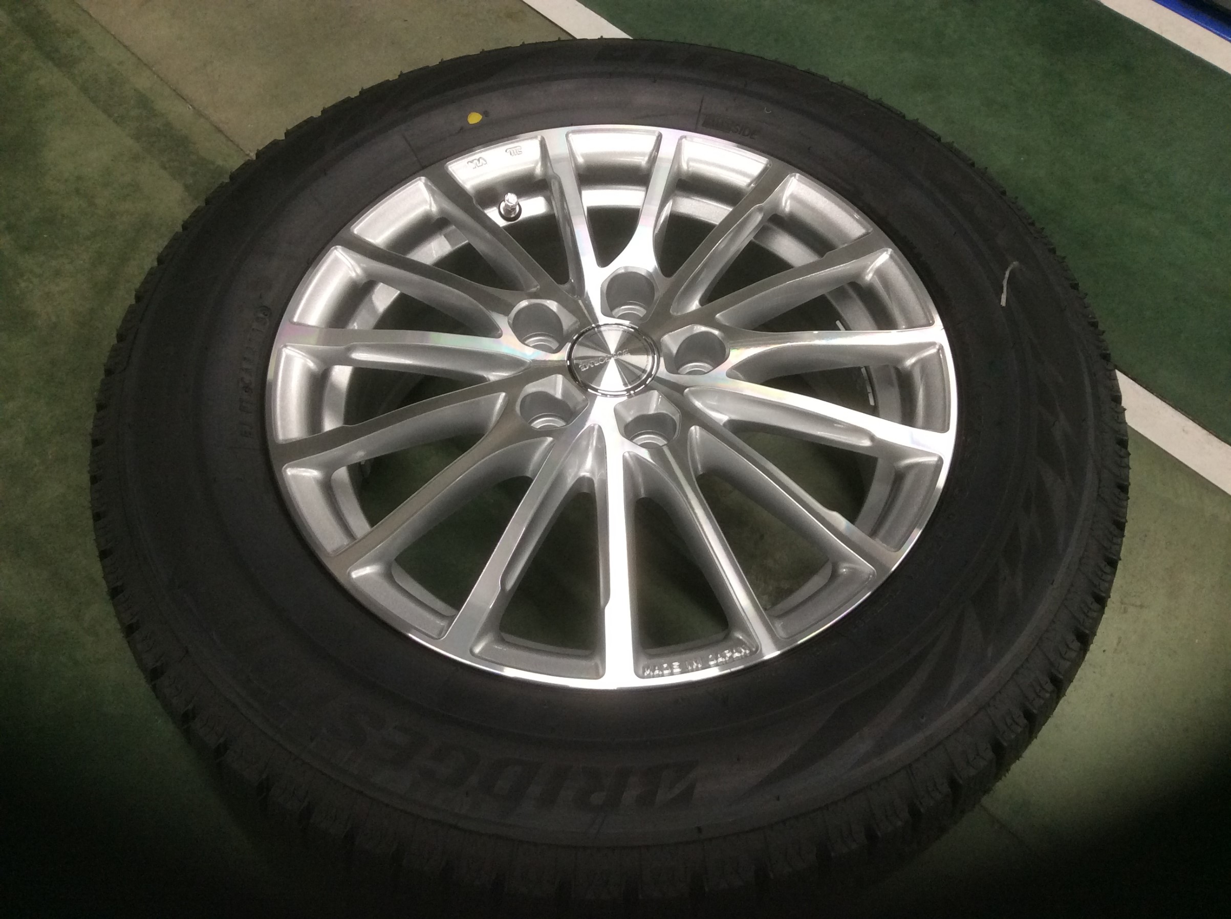 ホンダ：ヴェゼル スタッドレスタイヤホイール取付です！！ | ホンダ ...
