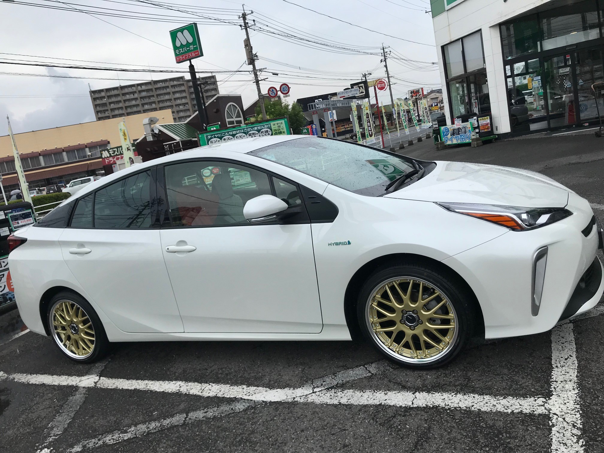 50プリウス ランベックlm1 取り付け トヨタ プリウス ホイール タイヤ ホイール関連 タイヤ ホイール交換 作業紹介 タイヤ館 森町通り タイヤからはじまる トータルカーメンテナンス タイヤ館グループ