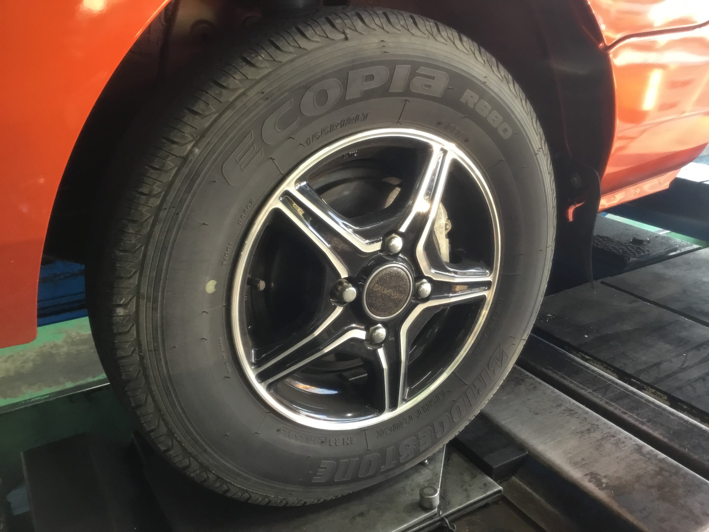 S500p型ハイゼット 個性的アルミホイール交換 ダイハツ ハイゼット ホイール タイヤ ホイール関連 タイヤ ホイール交換 技術サービスブログ タイヤ館 鎌ヶ谷 千葉県のタイヤ カー用品ショップ タイヤからはじまる トータルカーメンテナンス タイヤ館グループ