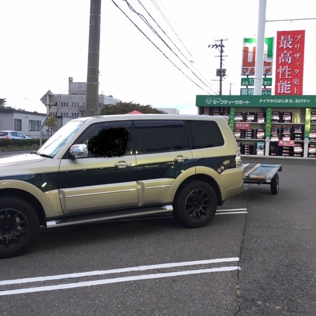 スタッフ撮影　ペイントでガレージの価格加工しています。