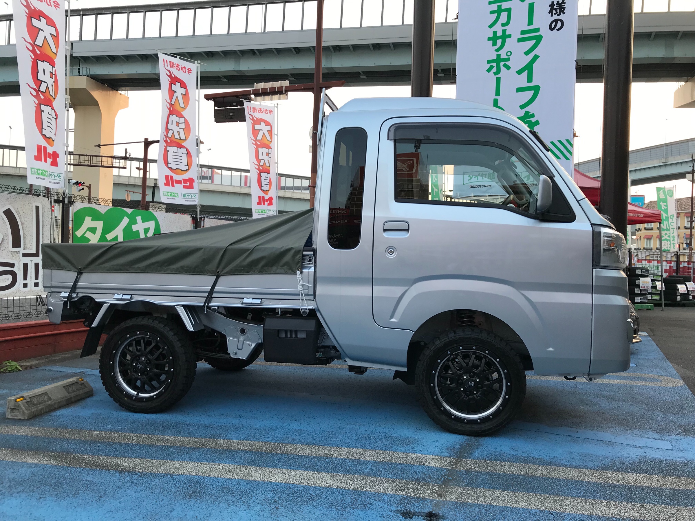 ダイハツ ハイゼット ジャンボ アルミホイール取り付け^_^ | 取り付け