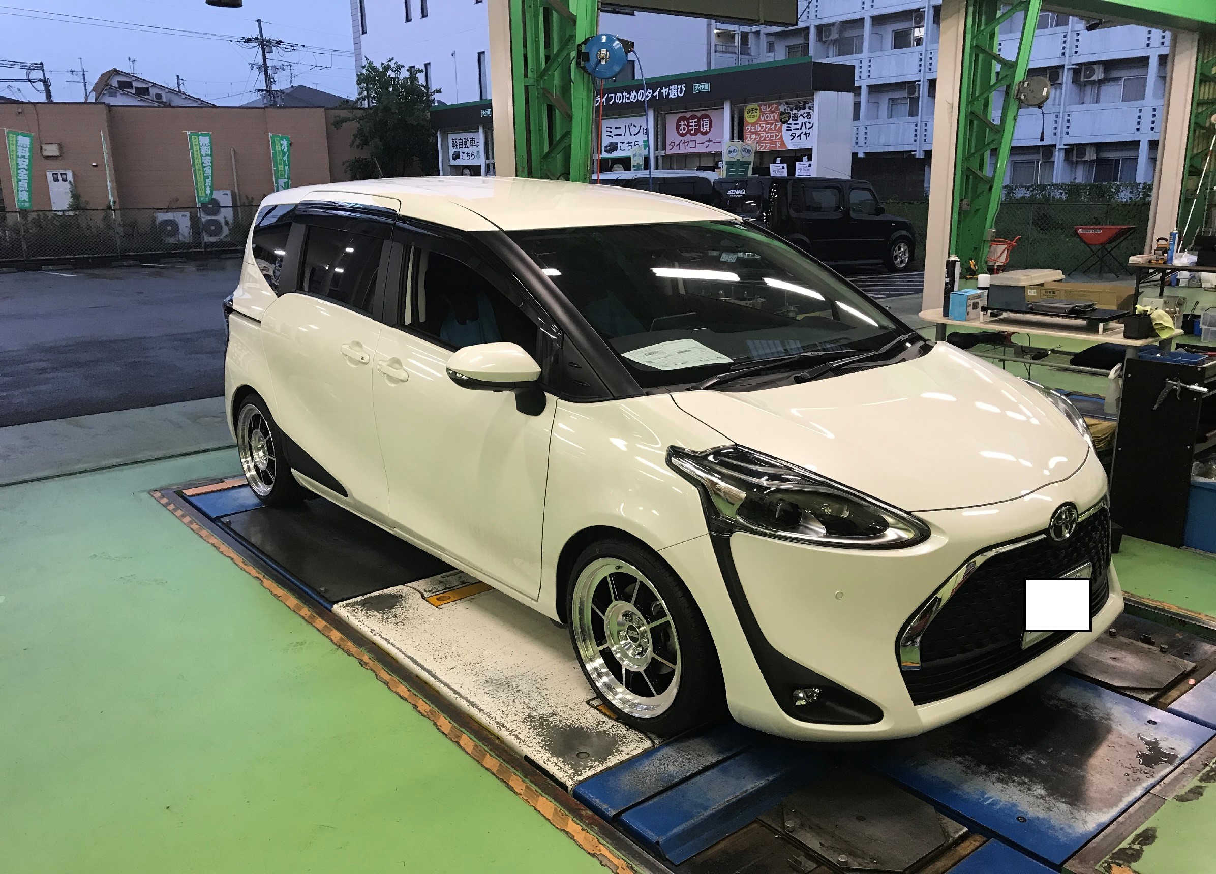 こんなカッコいい車 作りませんか トヨタ シエンタ ホイール スタッフ日記 タイヤ館 京田辺 京都府 滋賀県のタイヤからはじまる トータルカーメンテナンス タイヤ館グループ