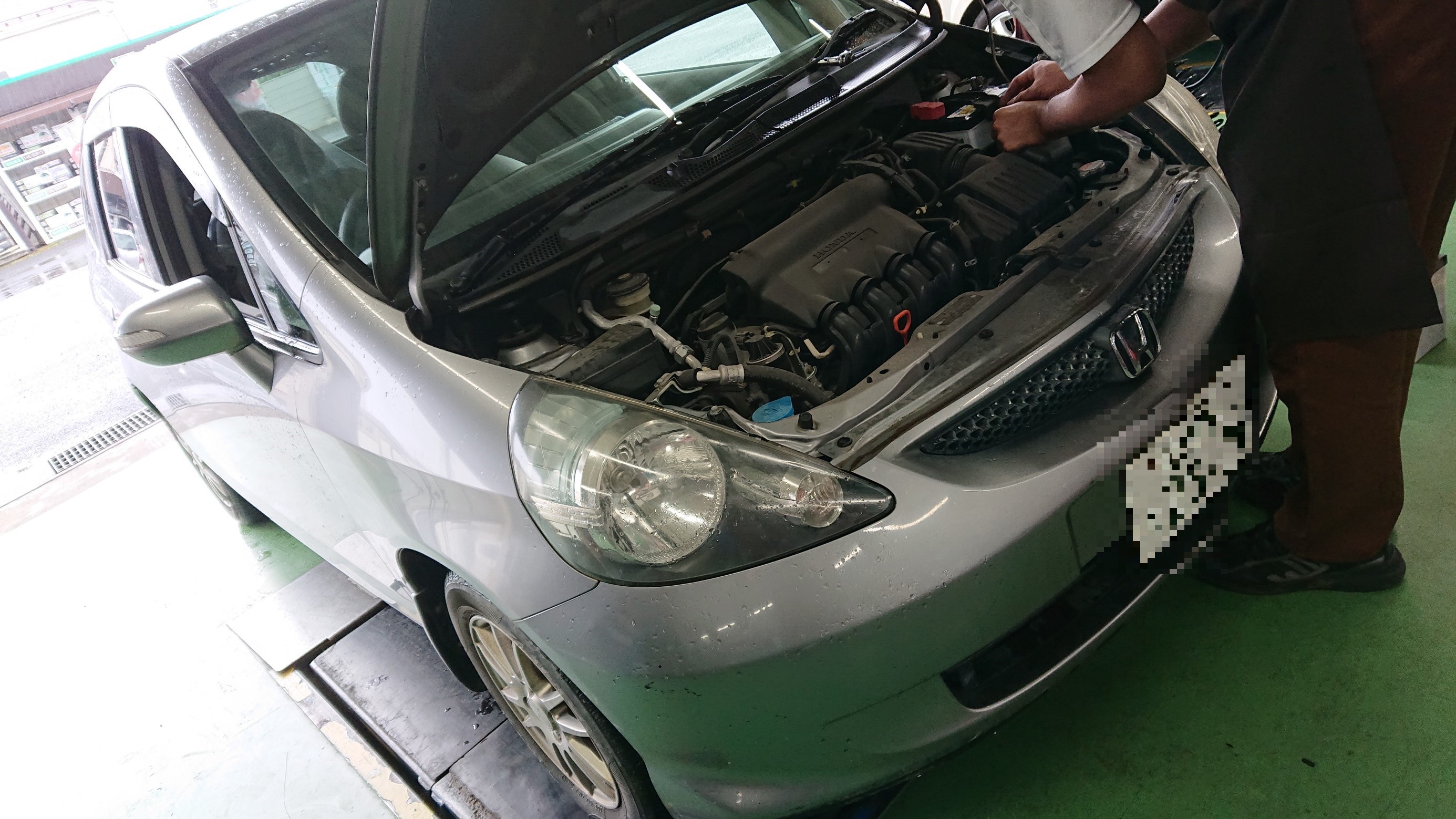 ホンダ Gd系フィット バッテリー交換 ホンダ フィット メンテナンス商品 カー用品取付 カーバッテリー交換 サービス事例 タイヤ館 西船橋 千葉県のタイヤ カー用品ショップ タイヤからはじまる トータルカーメンテナンス タイヤ館グループ