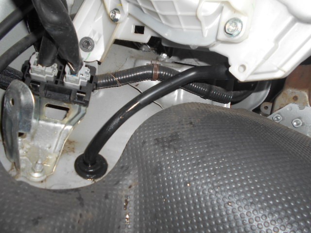 ハイエース エアコンつけると車内が水浸し 修理 サービス事例 タイヤ館 多摩境 タイヤからはじまる トータルカーメンテナンス タイヤ館グループ