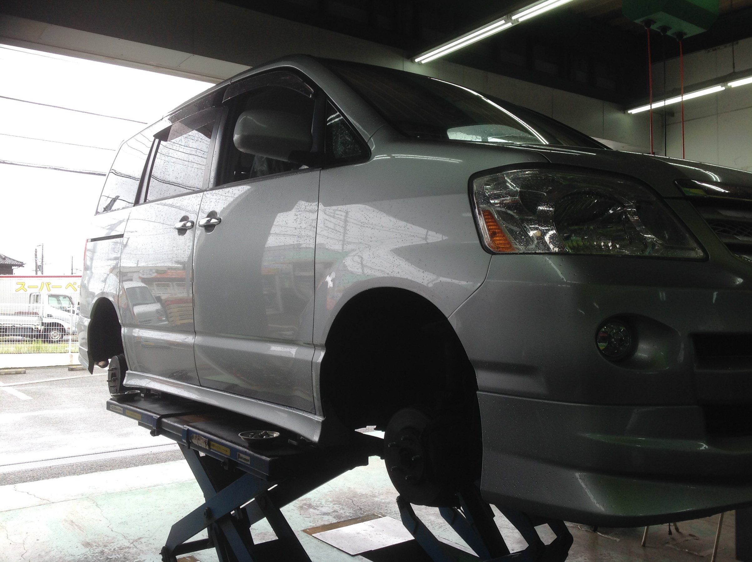 トヨタ ノア ａｚｒ６０ のタイヤ交換 ｔｐｍｓ 空気圧センサー の取り付けsd W ｸﾞｯ トヨタ ノア タイヤ タイヤ ホイール関連 タイヤ ホイール交換 サービス事例 タイヤ館 東船橋 千葉県のタイヤ カー用品ショップ タイヤからはじまる トータル