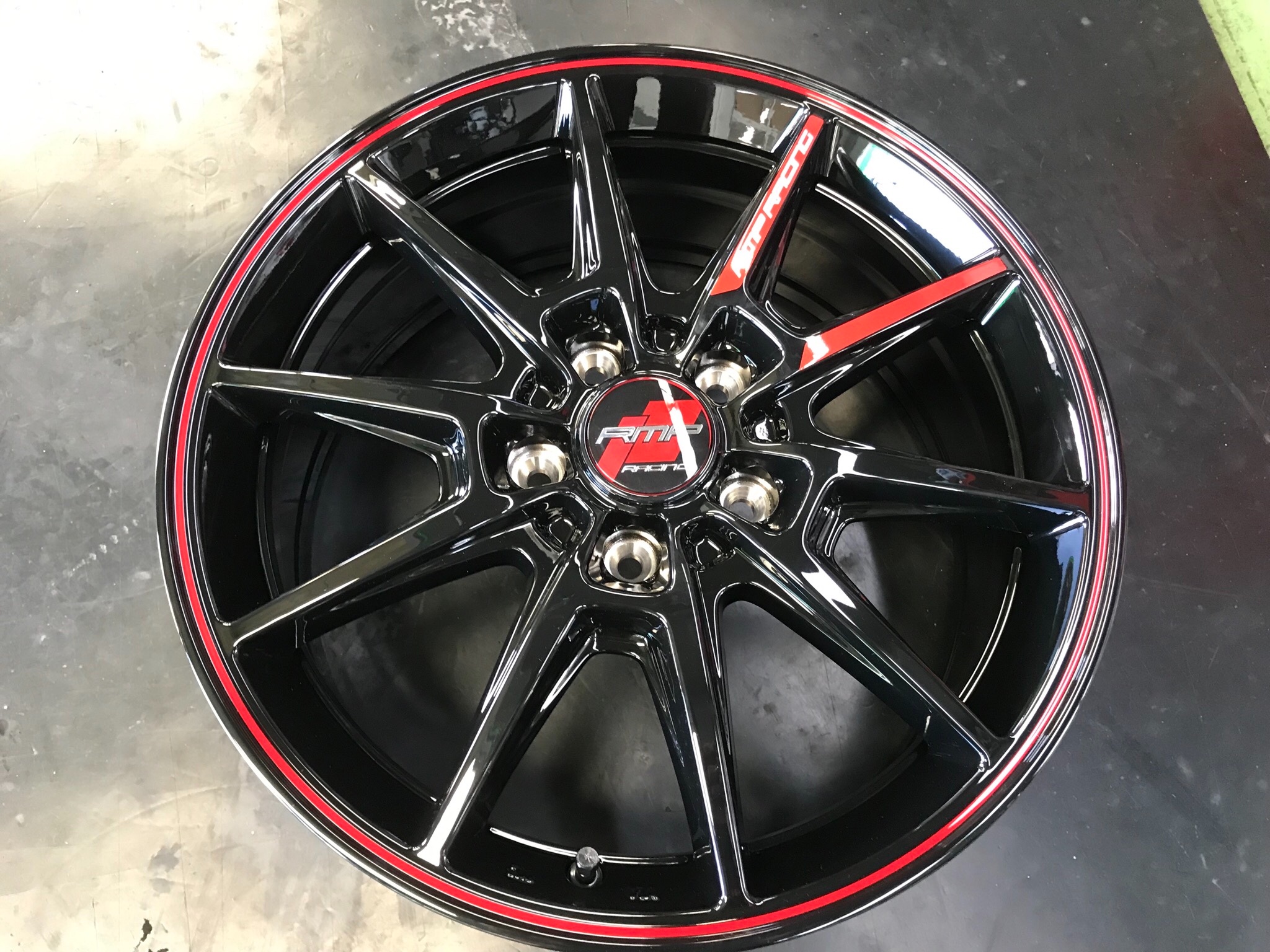 スイフトスポーツのアルミホイールを交換しました！ スズキ スイフトスポーツ ホイール タイヤ・ホイール関連 > 4輪トータルアライメント調整 技術サービス施工事例 タイヤ館 福岡東