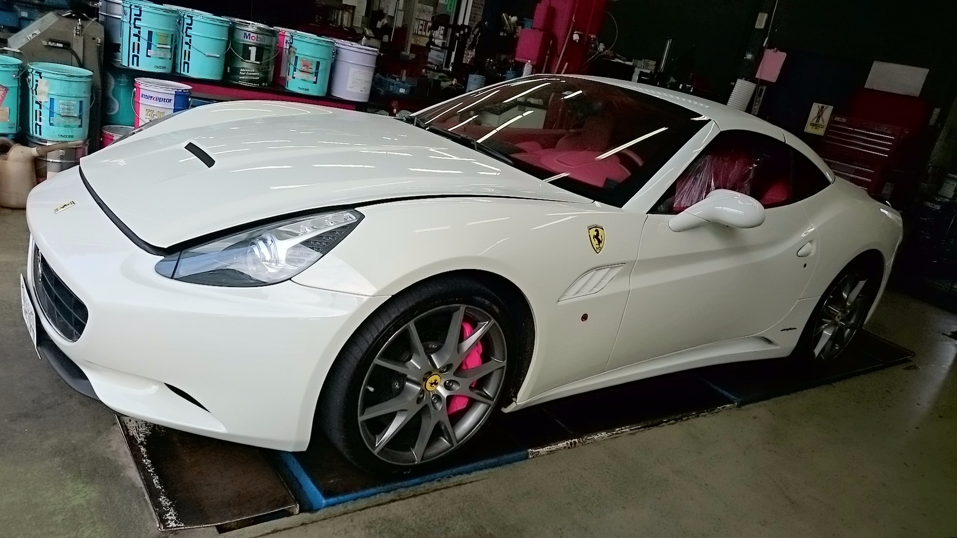 フェラーリ カリフォルニア オイル交換 フェラーリ カリフォルニア メンテナンス商品 オイル関連 エンジンオイル交換 サービス事例 タイヤ館 パドック２４６ 東京都のタイヤ カー用品ショップ タイヤからはじまる トータルカーメンテナンス タイヤ館グループ