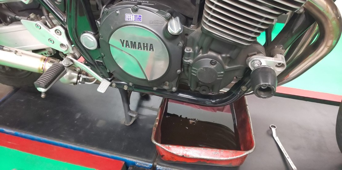 バイクのオイル交換 メンテナンス商品 オイル関連 エンジンオイル交換 サービス事例 タイヤ館 瀬谷 神奈川県のタイヤ カー用品ショップ タイヤからはじまる トータルカーメンテナンス タイヤ館グループ