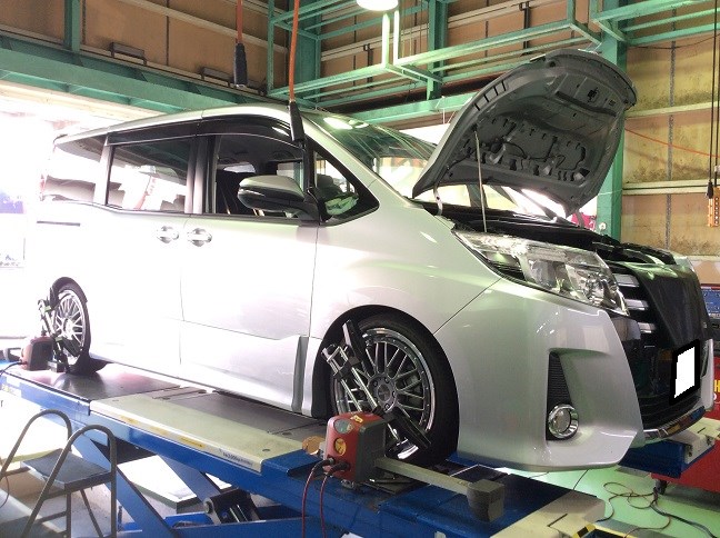 ☆ トヨタ ノアに車高調取り付け＆アライメント ☆ | 店舗お