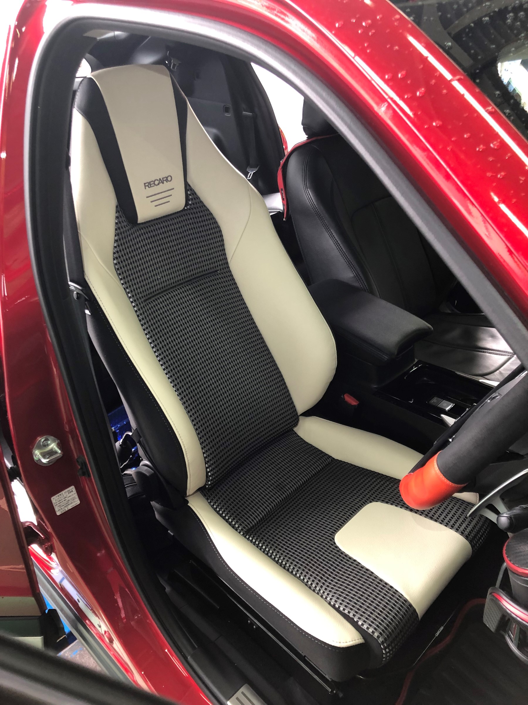 レカロシート取付け 三菱 エクリプス その他 カー用品取付 ｌｅｄバルブ交換 シートカバー レカロシート エアクリーナー フロアマット 作業紹介 タイヤ館 森町通り タイヤからはじまる トータルカーメンテナンス タイヤ館グループ