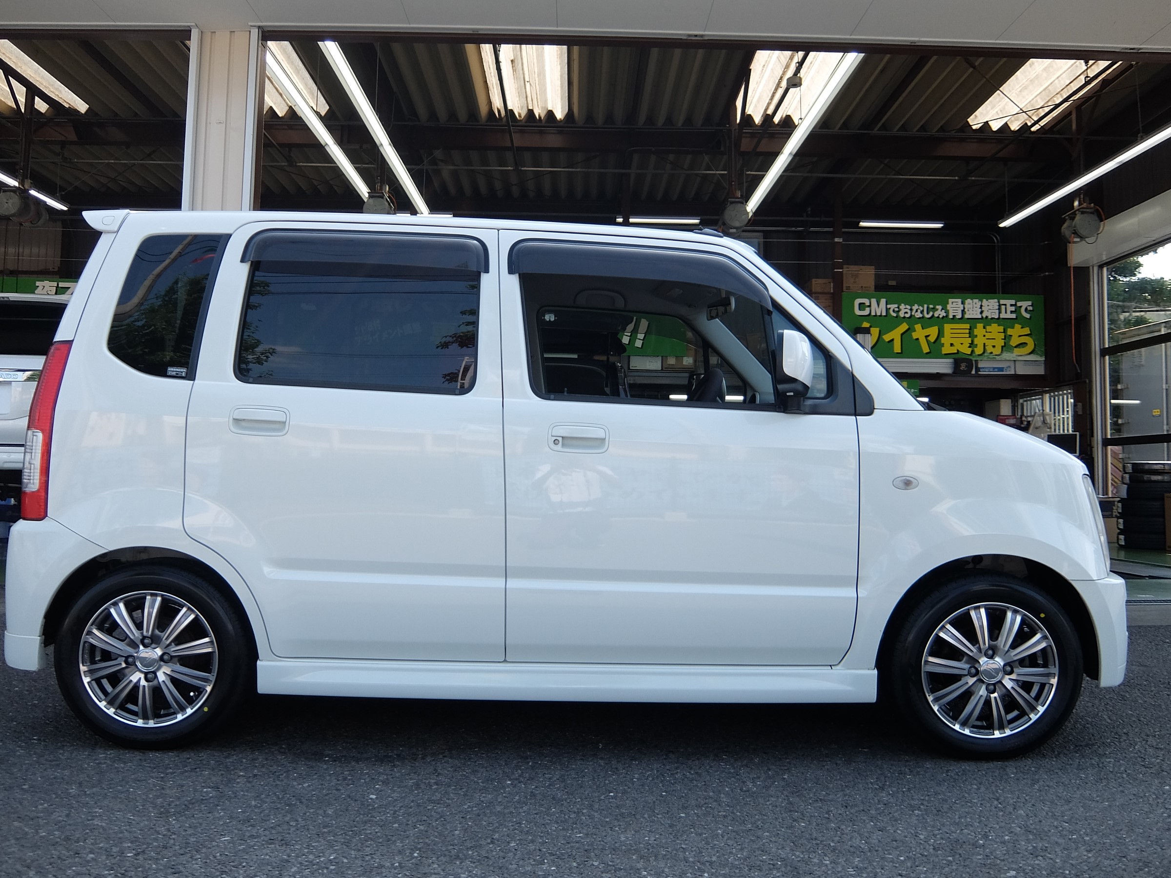 スズキ ワゴンｒ Mh21s タイヤホイールセット スズキ ワゴンr タイヤ タイヤ ホイール関連 タイヤ ホイール交換 サービス事例 タイヤ館 うしく上柏田 茨城県のタイヤ カー用品ショップ タイヤからはじまる トータルカーメンテナンス タイヤ館グループ