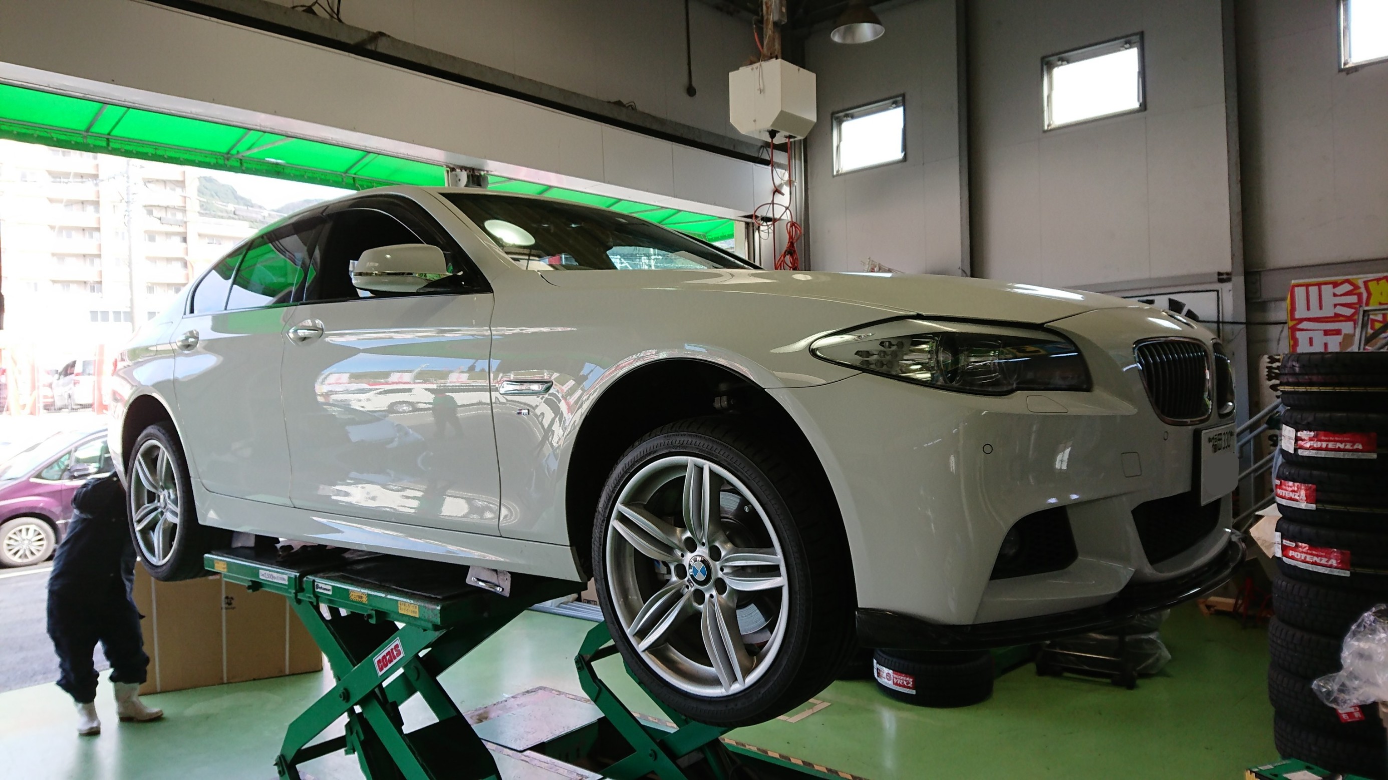 BMW F10 528Mスポーツ、マフラー交換しました！ | BMW 5シリーズ その他 パーツ取付 > マフラー類メーター類取付 |  技術サービス施工事例 | タイヤ館 福岡東 | タイヤからはじまる、トータルカーメンテナンス タイヤ館グループ