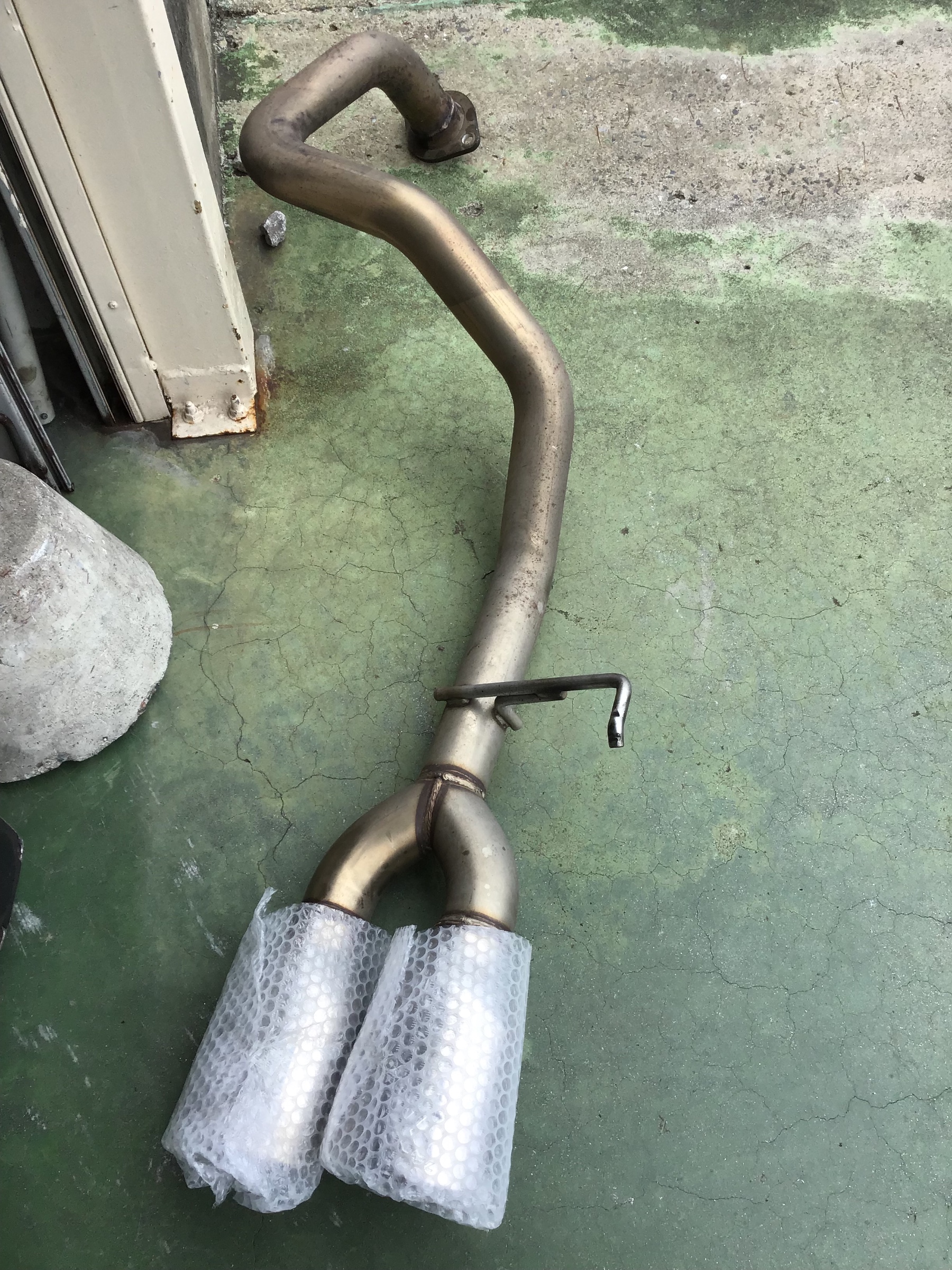 プラドのホイール マフラー交換作業 サービス事例 タイヤ館 守谷ふれあい 茨城県のタイヤ カー用品ショップ タイヤからはじまる トータルカーメンテナンス タイヤ館グループ