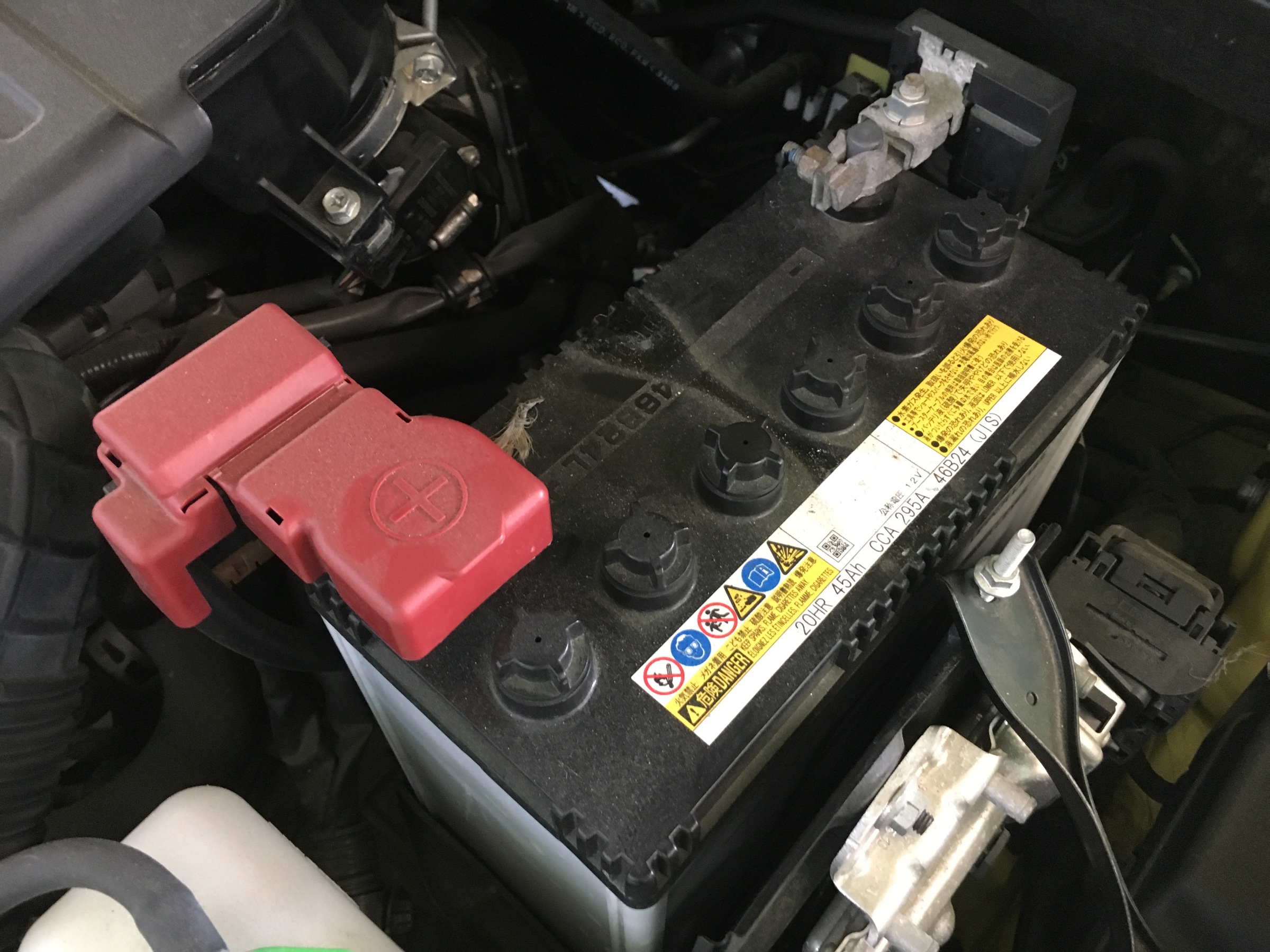 スズキ スイフトスポーツのバッテリー交換をしました スズキ スイフト スポーツ メンテナンス商品 その他 無料安全点検 技術サービス施工事例 タイヤ館 福岡東 タイヤからはじまる トータルカーメンテナンス タイヤ館グループ